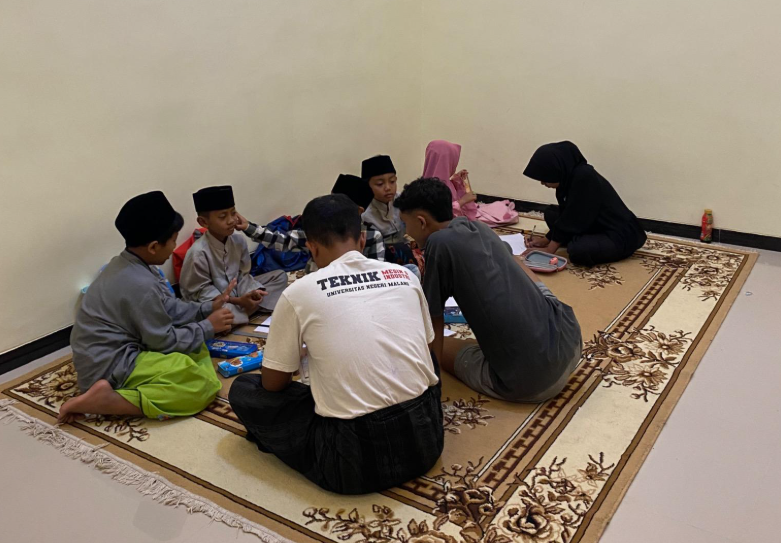 Pendampingan bimbingan belajar ke anak-anak