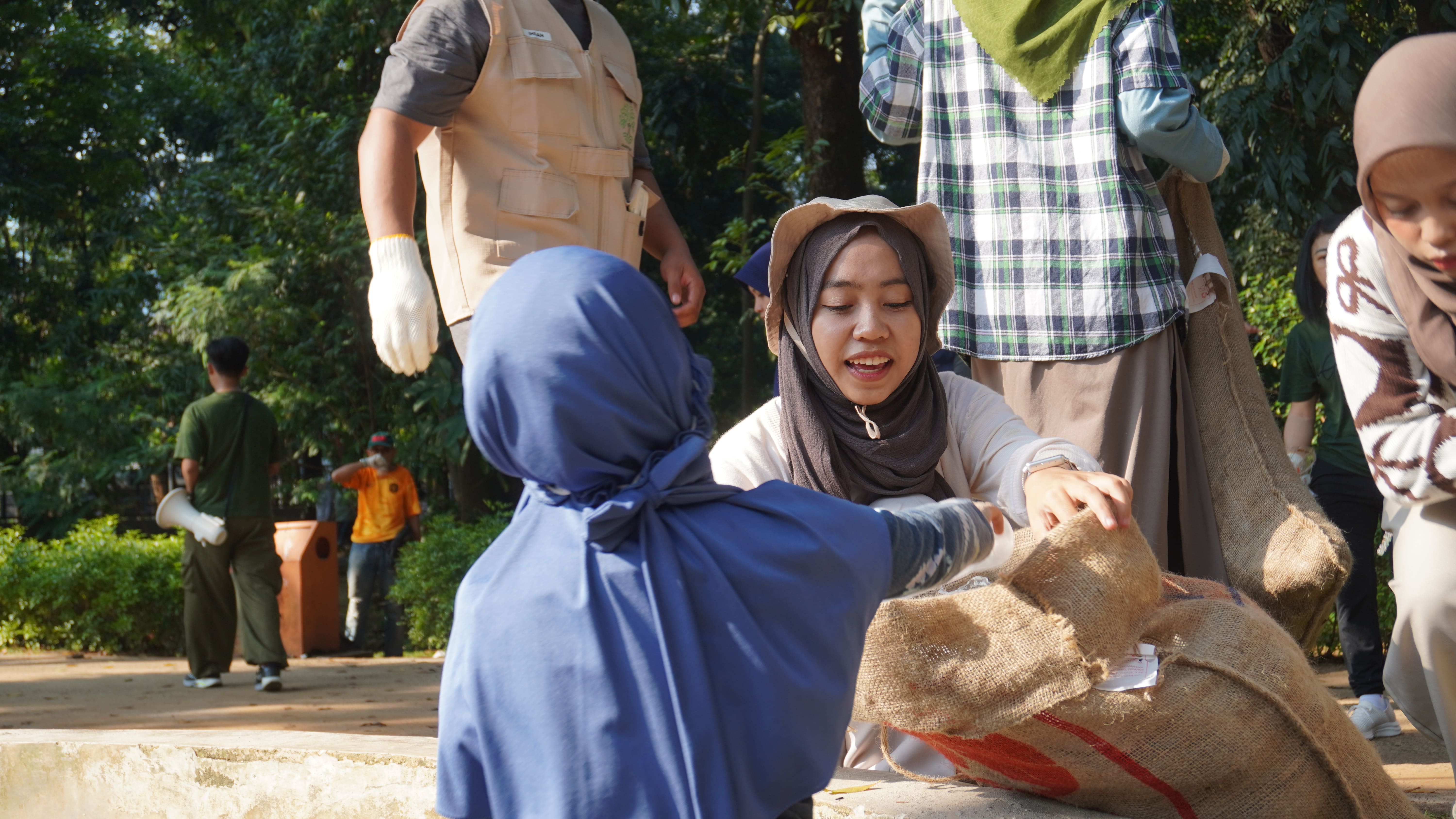 Sesi Cleanup Day hingga anak-anak ikut membantu (Doc. Trash Ranger Indonesia/ Trash Ranger Indonesia)