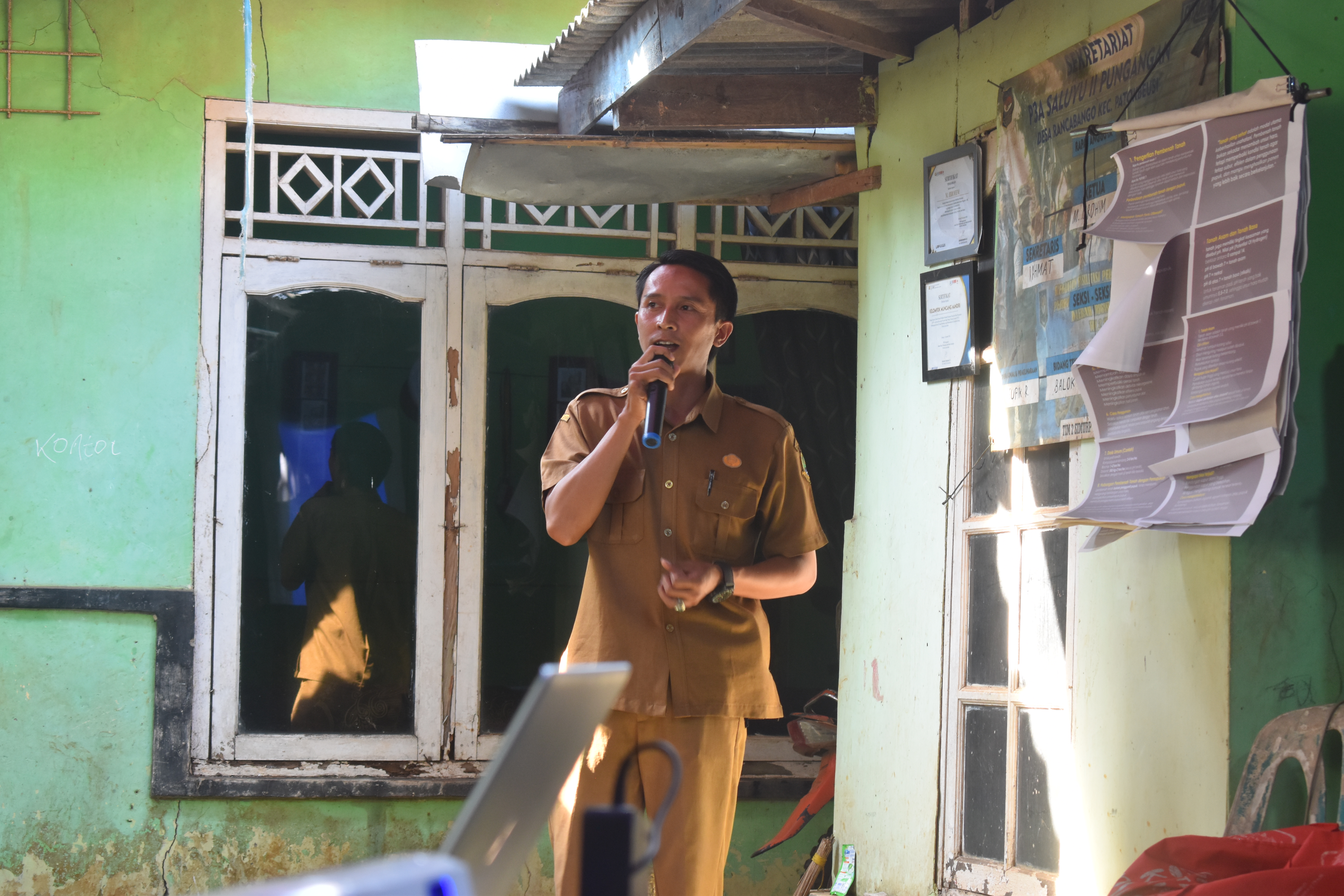 Perwakilan Pengendali Organisme Pengganggu Tumbuhan (POPT) Bapak Cecep Guntara memberikan materi edukasi tambahan kepada para petani yang hadir, (20/7/2026). Diketahui, materi yang disosialisasikan meliputi pentingnya aplikasi pembenah tanah untuk memperbaiki kualitas unsur hara lahan, serta pengenalan Rumah Burung Hantu (Rubuha) sebagai predator alami yang efektif menekan populasi hama tikus di area persawahan
