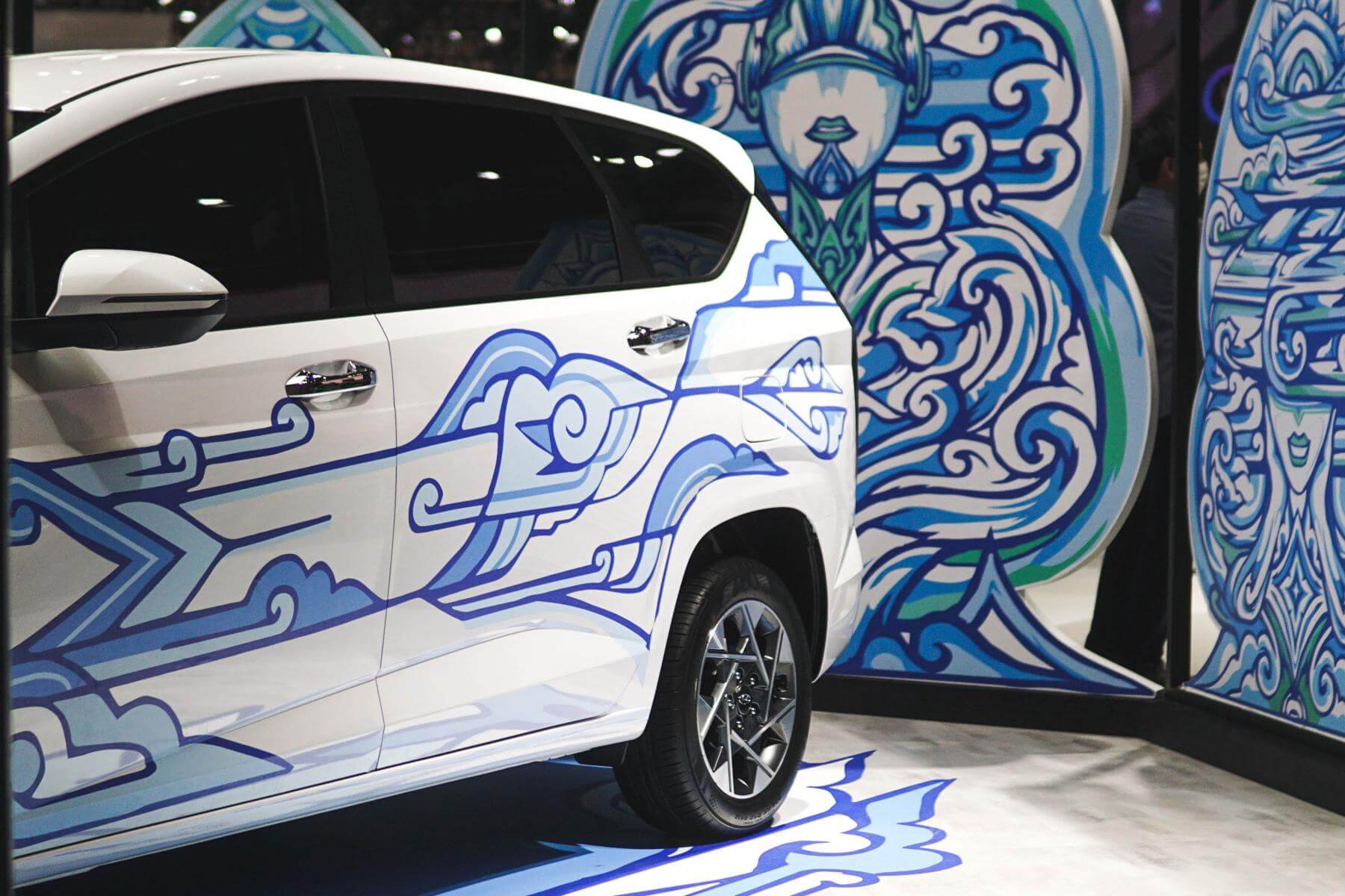 Motif Batik Mega Mendung di Mobil Hyundai Stargazer X The Punten Alias Ronny Partama | Laman @Hyundai Mobil