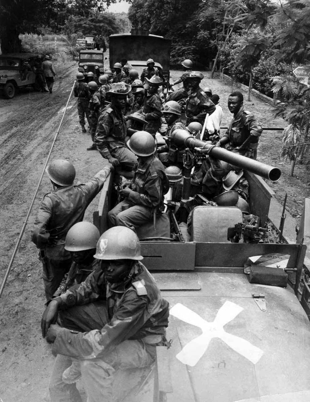 Pasukan bersenjata dengan kendaraan lapis baja dan meriam tanpa tolak balik (recoilless rifle) selama periode konflik di Kongo awal 1960an | Foto Blackpast