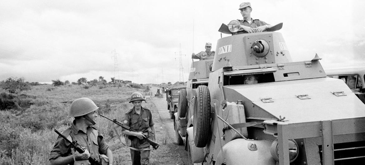Pasukan ONUC berjaga di kendaraan lapis baja dan posisi darat di sekitar Elisabethville, Katanga, 1963. Foto: UN Photo.