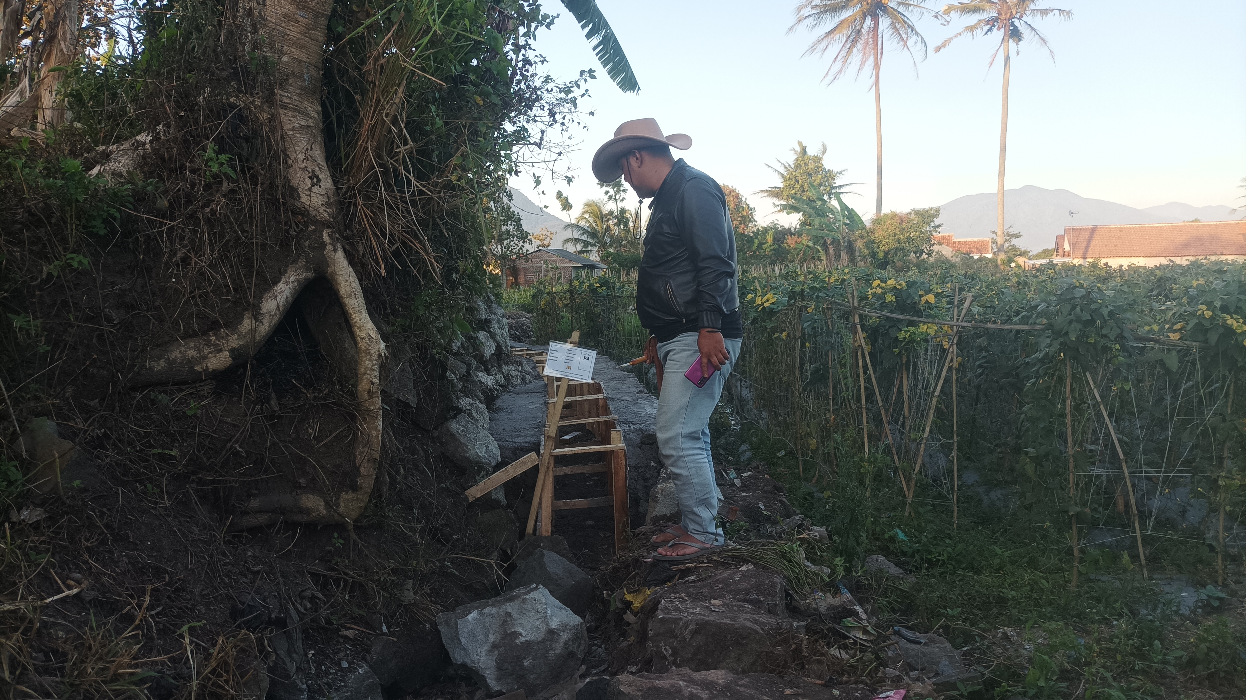 H. Sigit sedang mengontrol lokasi pembangunan Irigasi/Foto : Dok. Pribadi (Agus Kusdinar)