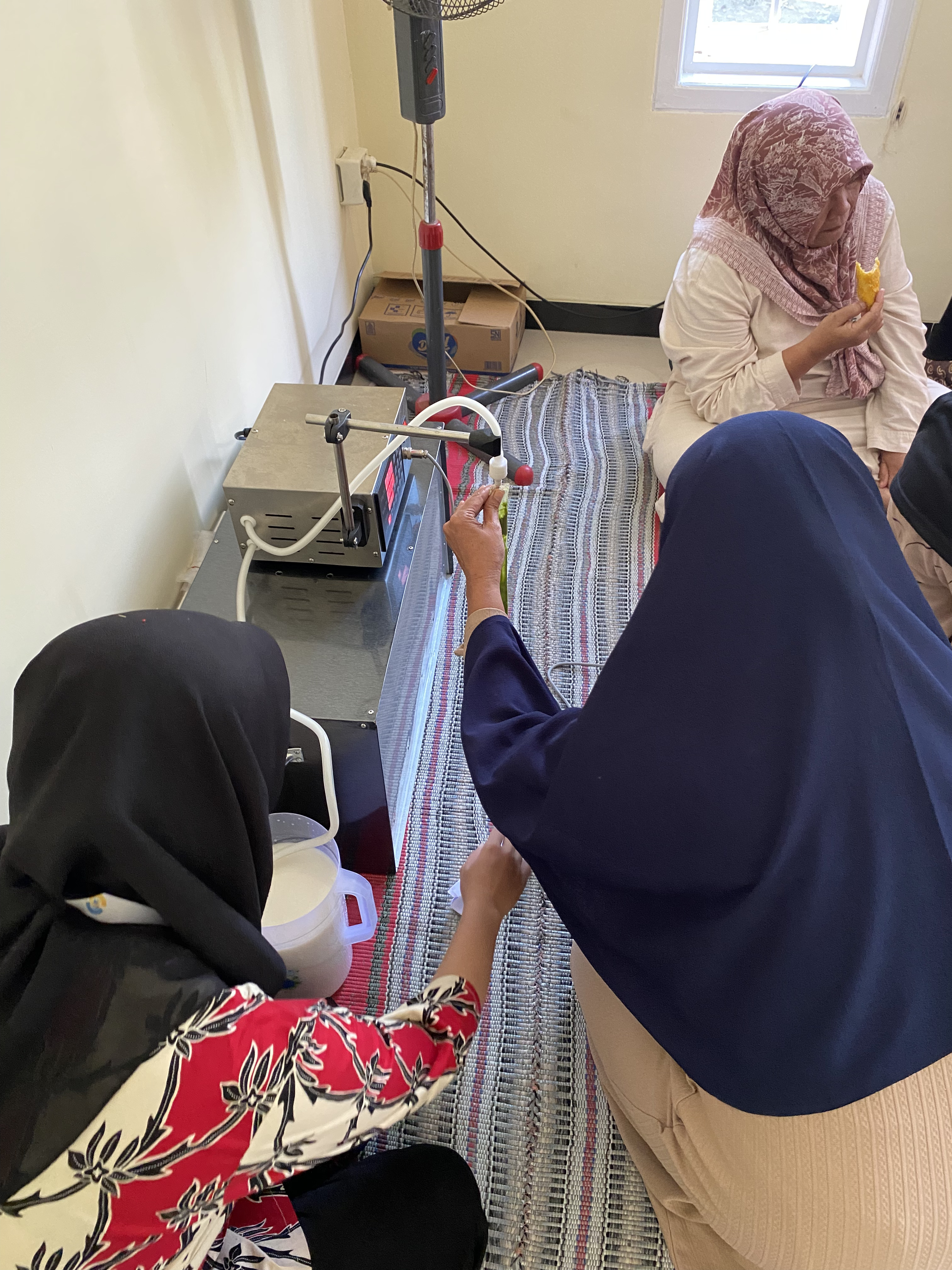 Peserta pelatihan mencoba membuat es lilin