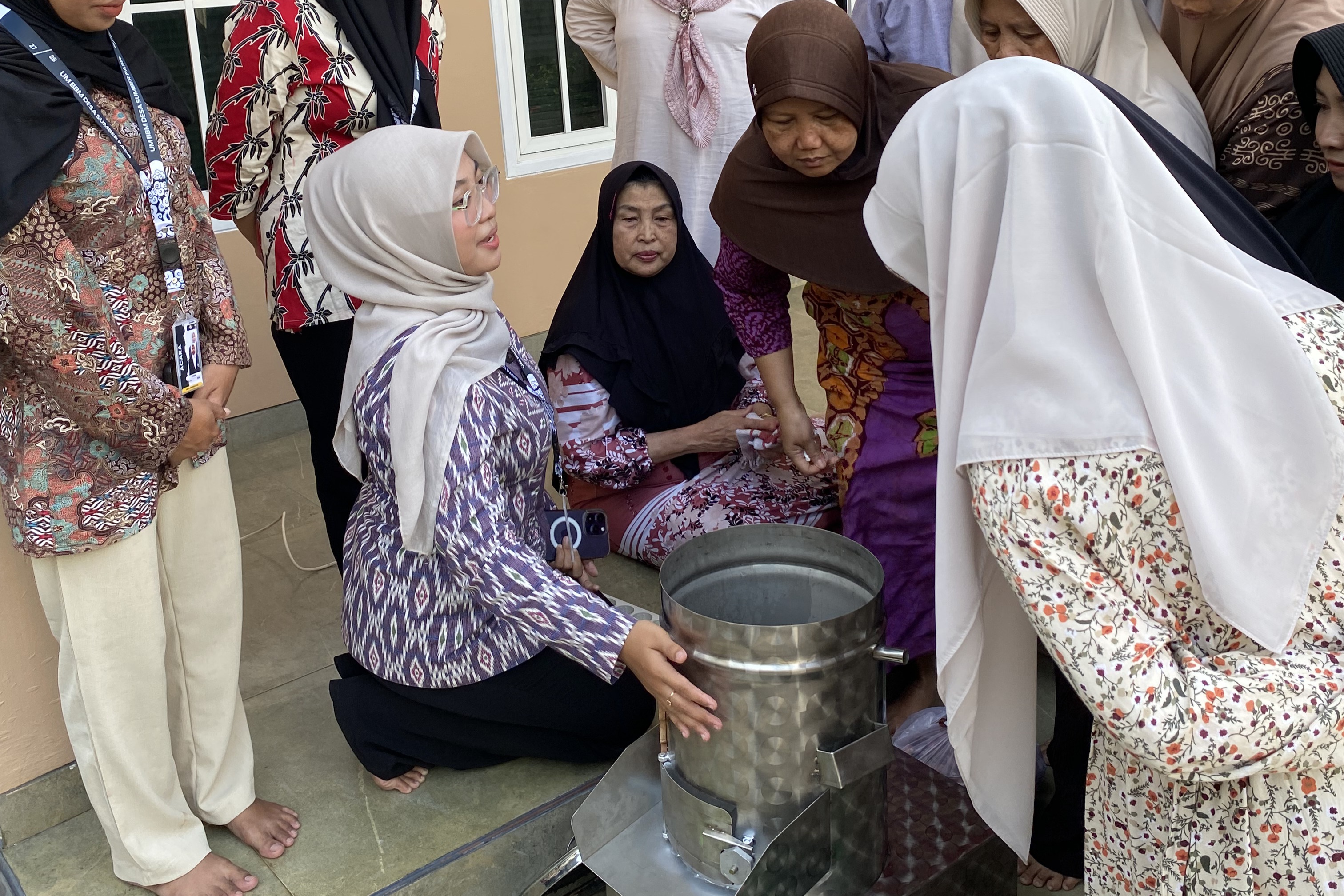 Sosialisasi penggunaan Mesin Pengupas Bawang kepada peserta pelatihan (Sumber: Dokumentasi Tim Pelaksana)