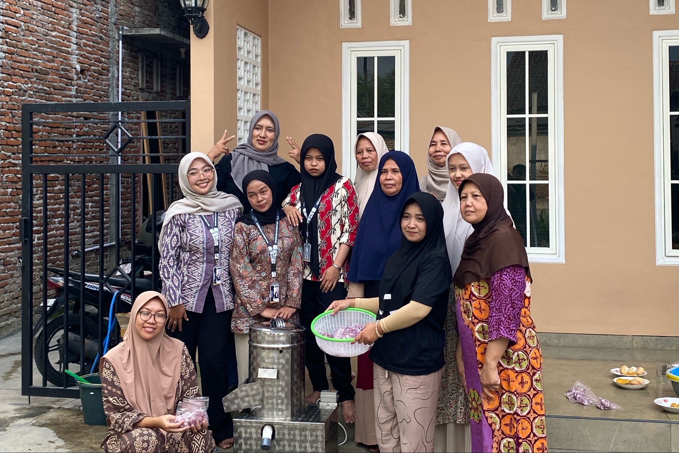 Foto bersama peserta pelatihan selepas praktik penggunaan Mesin Pengupas Bawang (Sumber: Dokumentasi Tim Pelaksana)