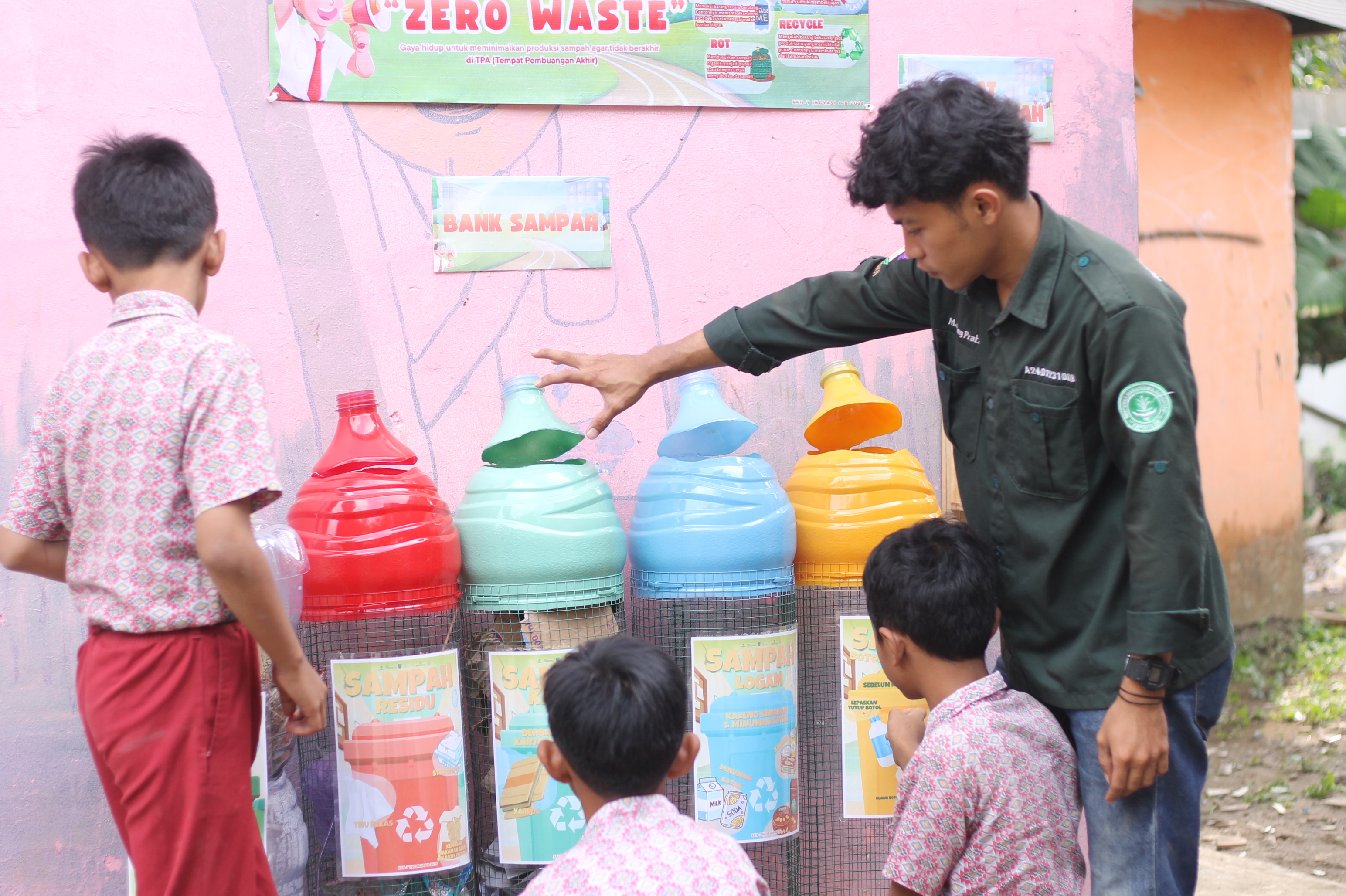 Pengenalan jenis-jenis tempat sampah kepada siswa SDN Gunungjati sesuai kategori terpilah. (Dokumentasi pribadi)