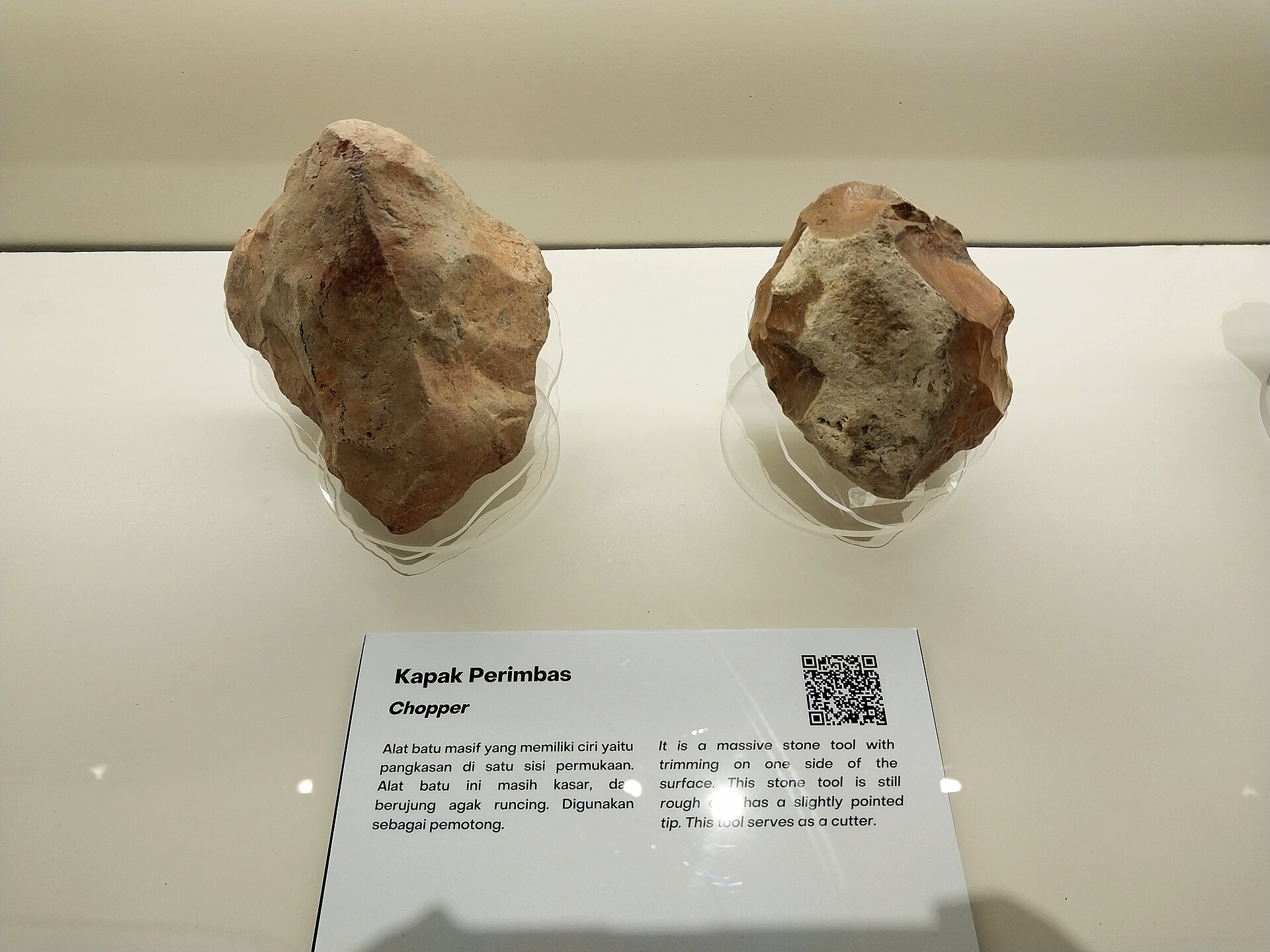 Artefak Kapak Perimbas dari Batu di Museum Song Terus, Kabupaten Pacitan, Provinsi Jawa Timur| Sumber: Wikimedia Commons @Risanprasetyo/Febri Ady Prasetyo