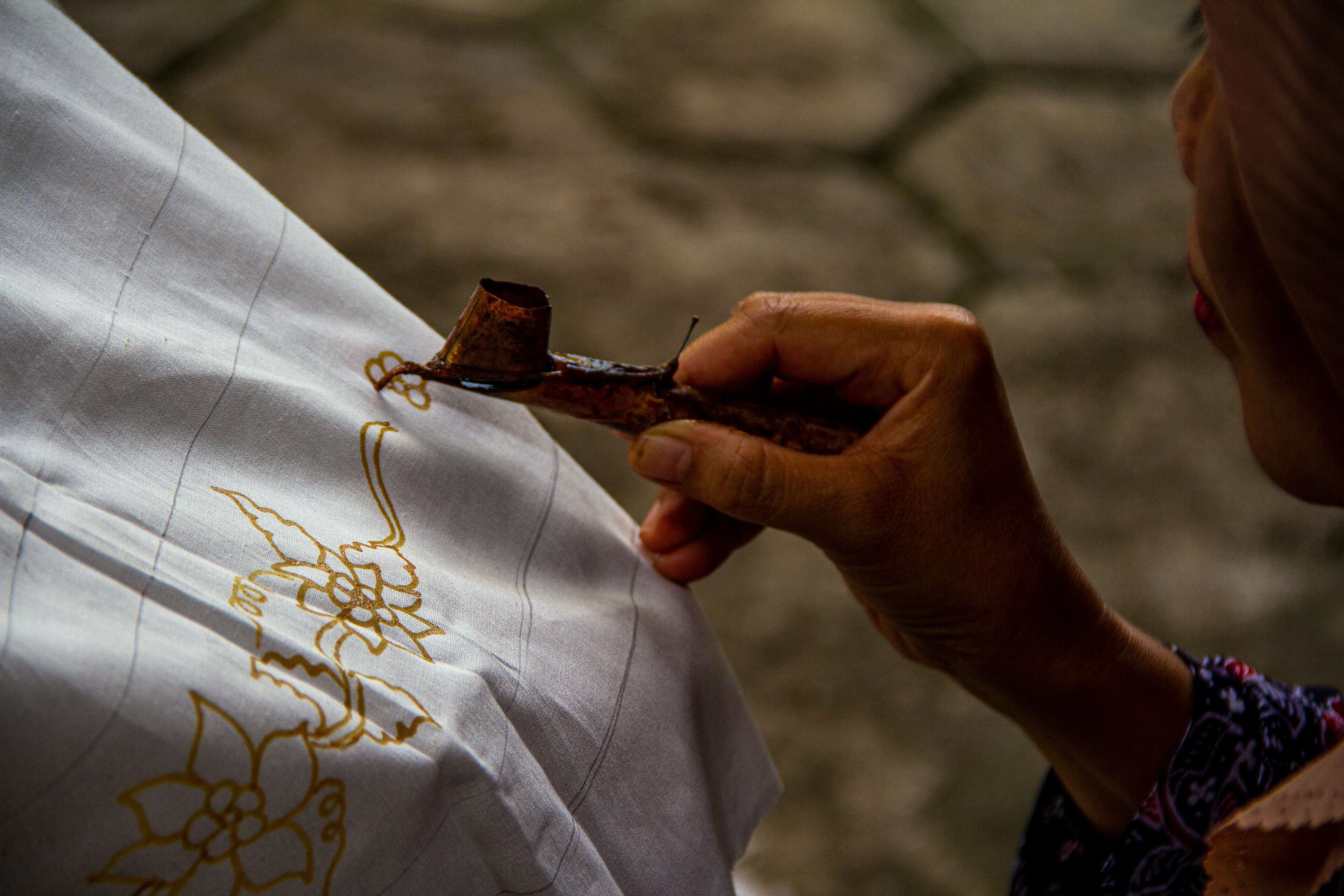 Apa itu Batik Tulis? Ini Sejarah, Makna Filosofi, Ciri-ciri, hingga Beragam Motifnya! | Unsplash @Mahmur Marganti