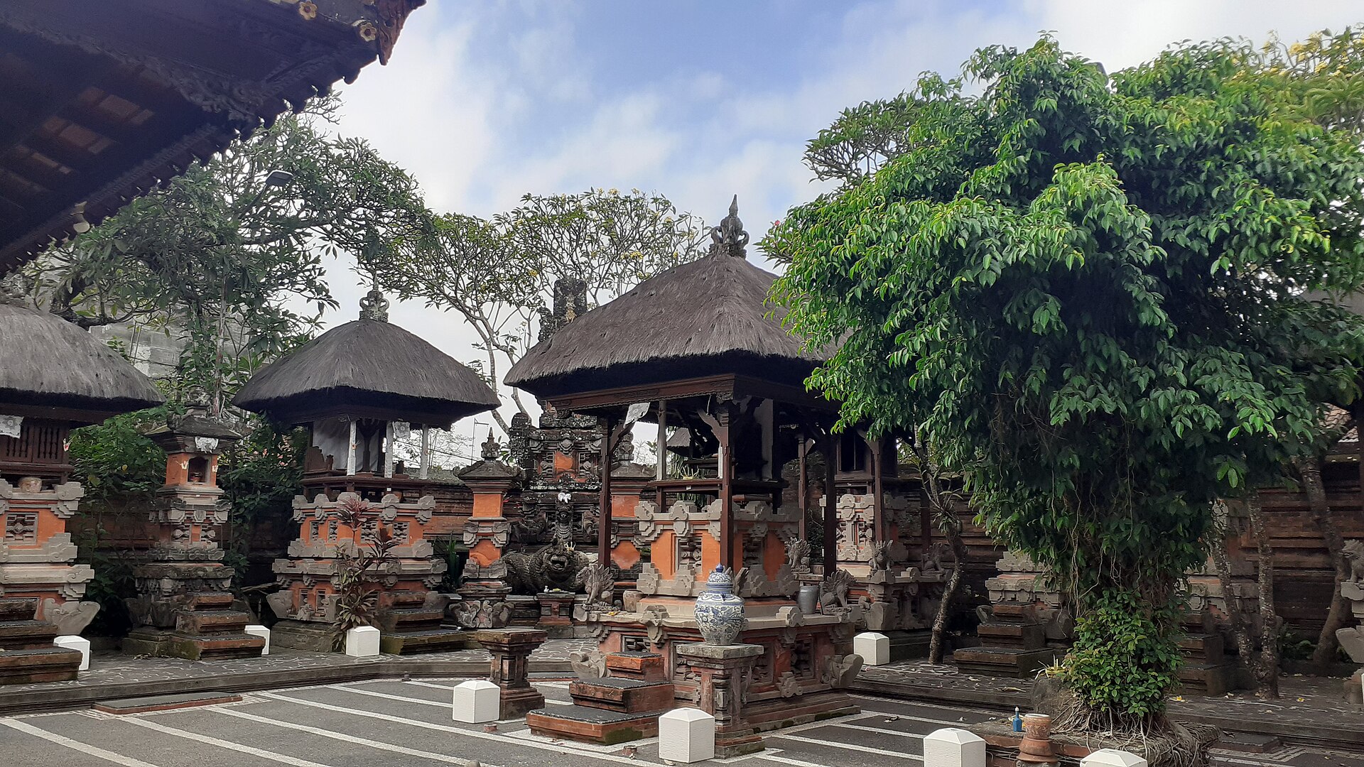 Potret Merajan Agung atau Tempat Persembahyangan Bagi Keluarga Besar Puri Agung Pemayun Kesiman | Sumber: Wikimedia Commons @Frinatha Ardhana