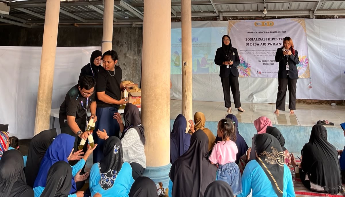 Pembagian kudapan sehat berupa PuloFun Sumber: Tim Dokumentasi UM BBM Arjowilangun Kelompok 1