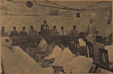 Para pemain yang hadir di Gedung Tjahaja mendengarkan sambutan P. T. J. Aneka.Sumber: Surat kabar Tjahaja, 3 Mei 1943.