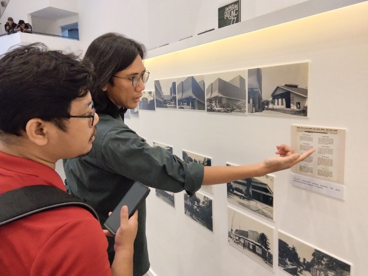 Ganda Swarna menjelaskan foto-foto bangunan di kompleks TIM terdahulu. (Foto: Good News From Indonesia/Dimas Wahyu Indrajaya).