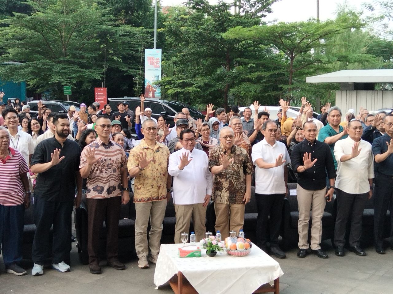 Gubernur DKI Jakarta, Pramono Anung (kemeja putih) ditemani mantan gubernur Fauzi Bowo meresmikan peringatan