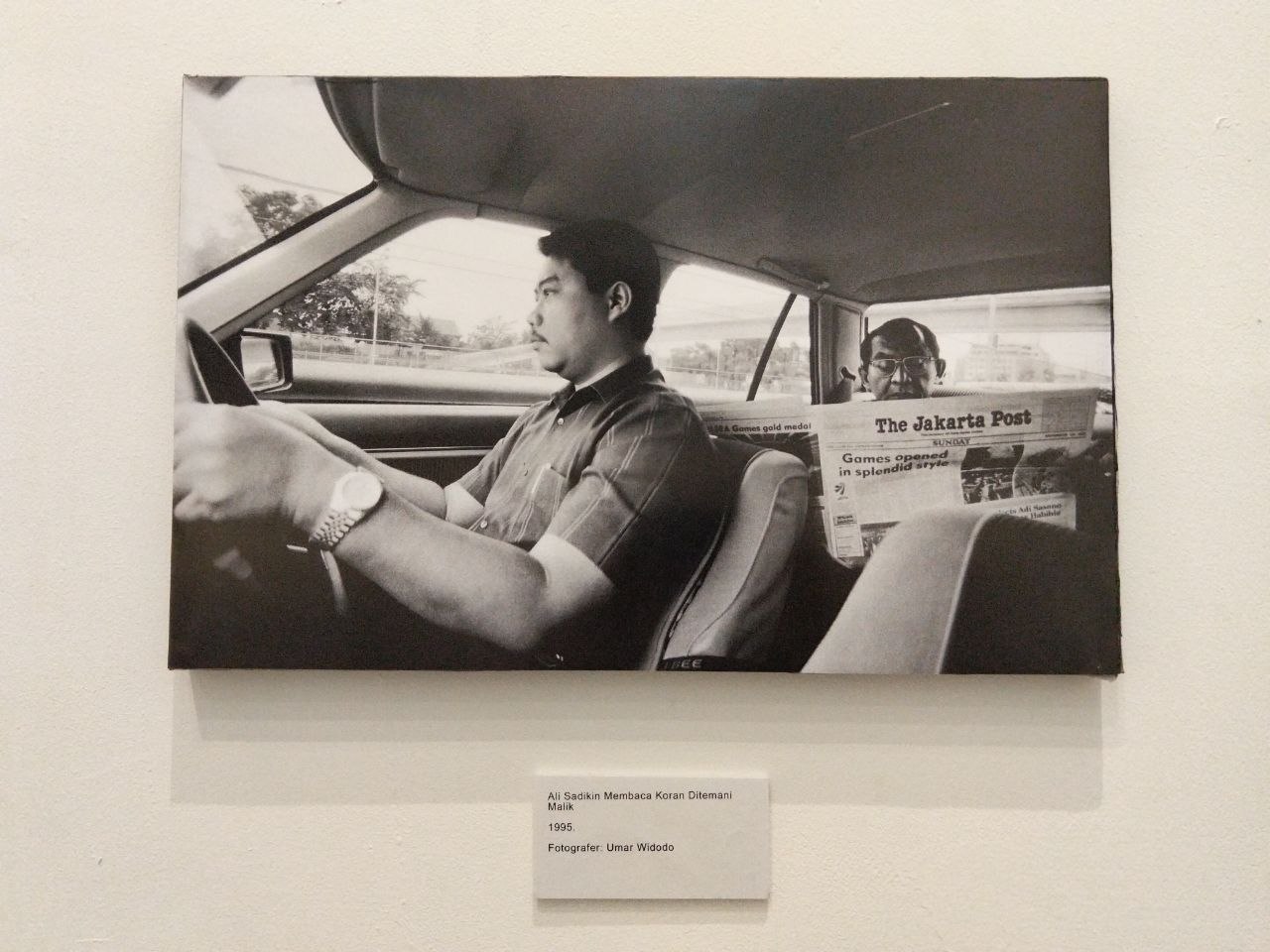 Di ruang pameran turut tersaji foto-foto Ali Sadikin saat menjalankan aktivitasnya. (Foto: Good News From Indonesia/Dimas Wahyu Indrajaya).