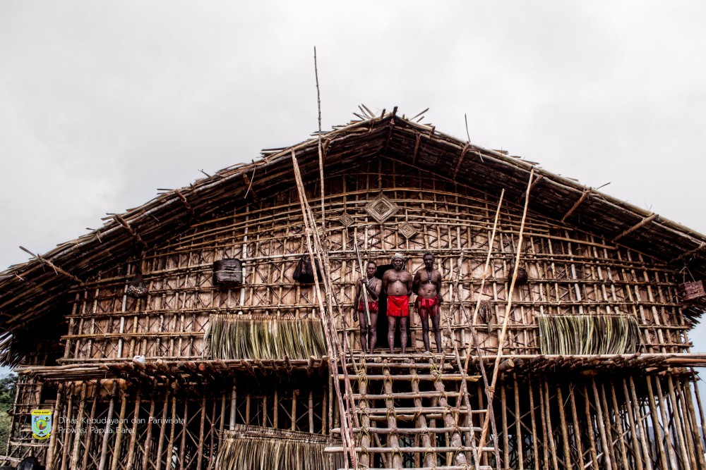 Rumah Kaki Seribu atau Mod Aki Aksa, Salah Satu Rumah Adat Papua Selain Honai | disbudpar.papuabaratprov.go.id