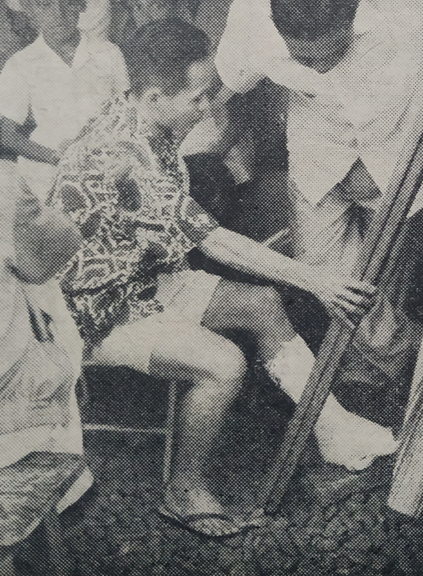 Tan pernah cedera patah kaki yang membuatnya harus dirawat di Rumah Sakit Santo Carolus. Kendati demikian, ia masih menyempatkan diri hadir dalam laga Persija versus Persib di Lapangan Ikada pada November 1959. (Foto: Aneka)