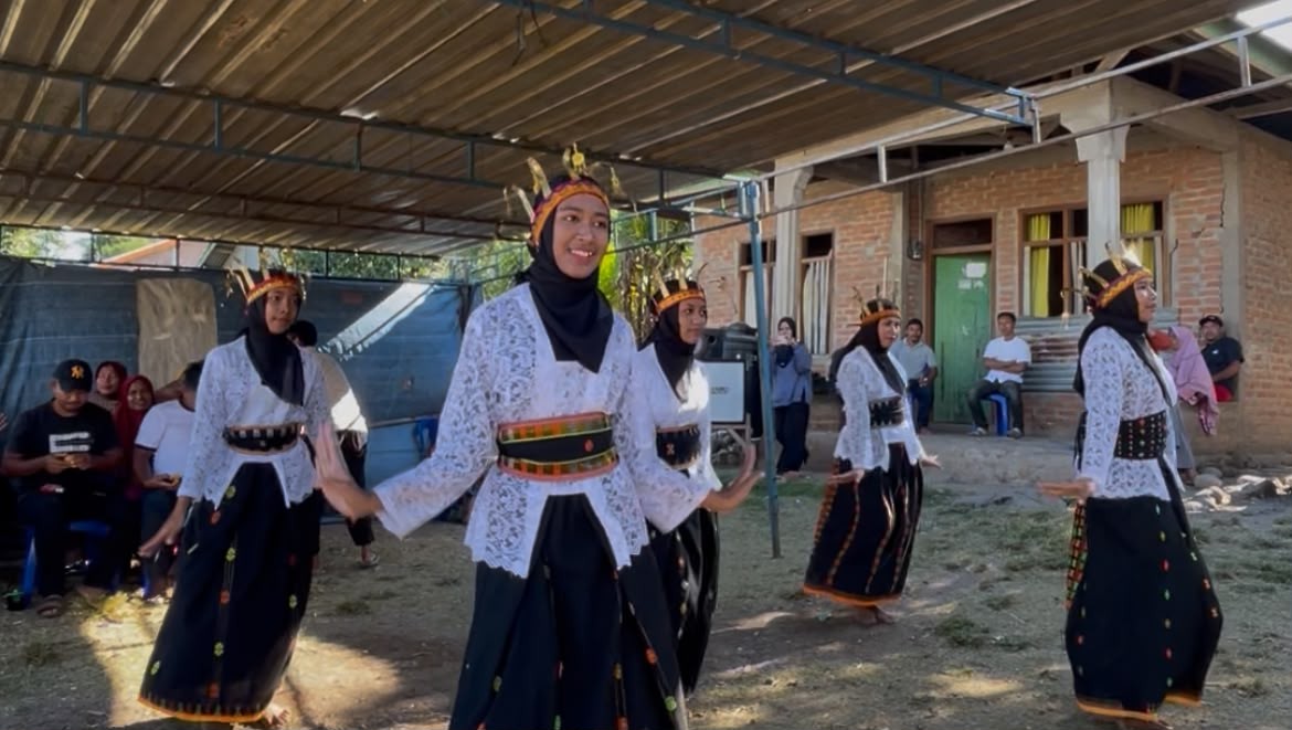 Foto Tarian Adat Tradisional Tiba Mekka di Dusun Pandang | Foto: KKN UIN