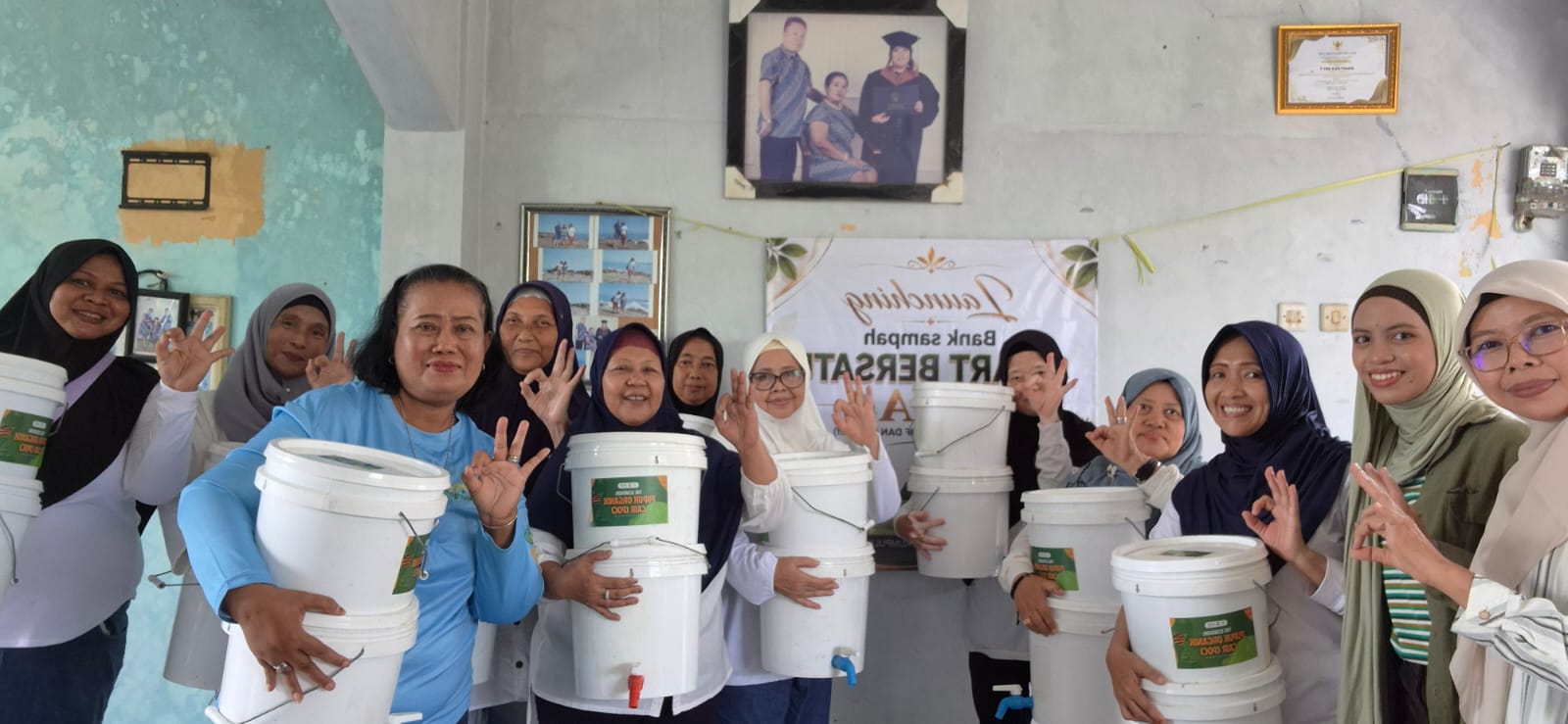 Pembagian Ember Komposter kepada Warga dari Program VCP IAAS LC IPB di Desa Cinangka | Foto: Dokumentasi Pribadi Tim VCP IAAS LC IPB
