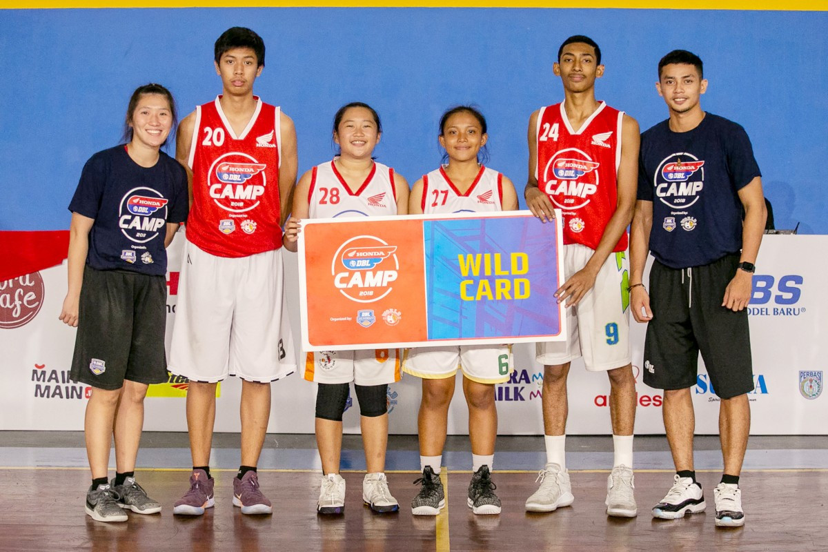 Viknes Waren (nomor dua dari kanan) ketika masih menjadi pebasket
