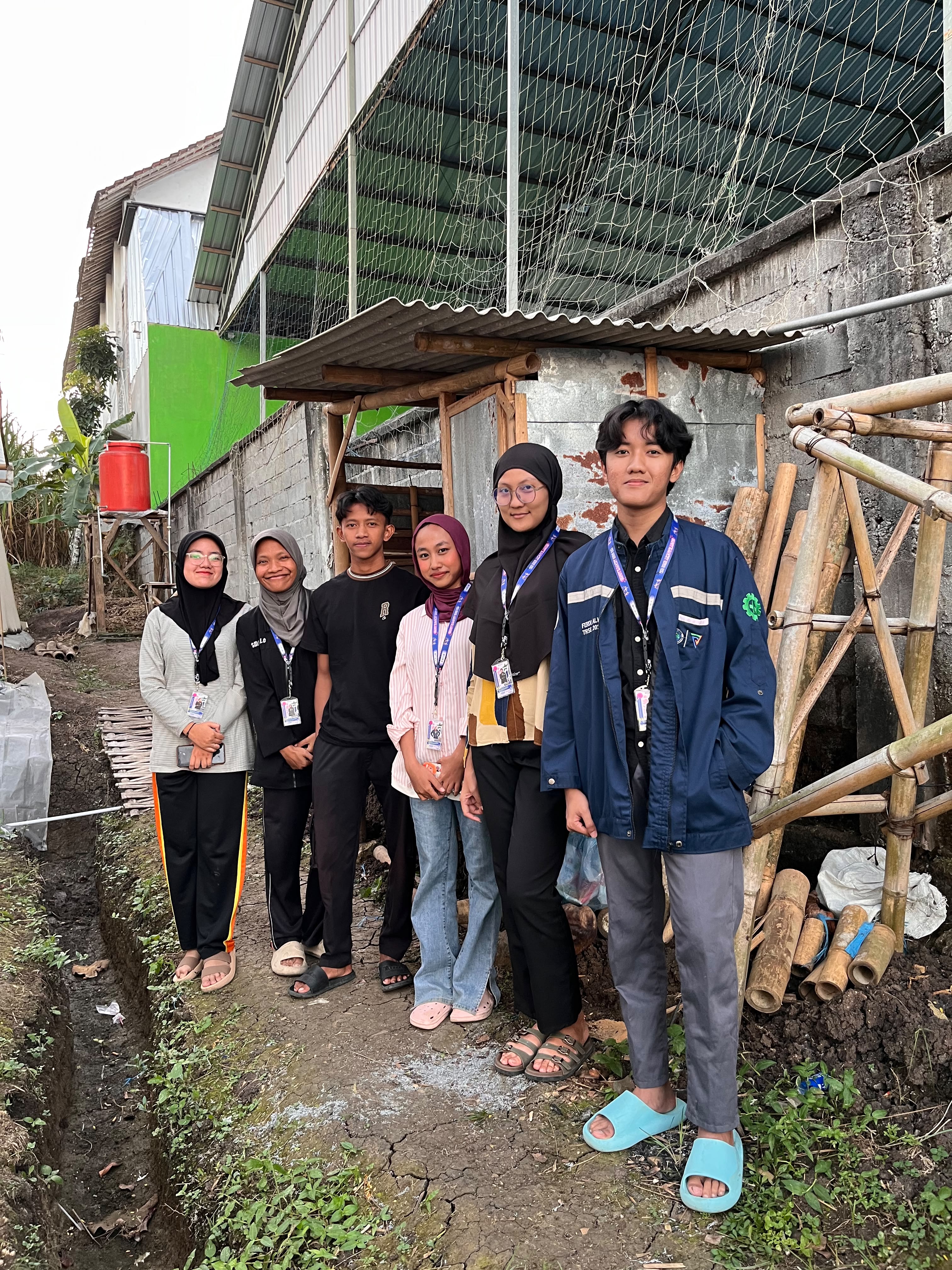 Gambar 3. Dokumentasi Bersama Petani Melon