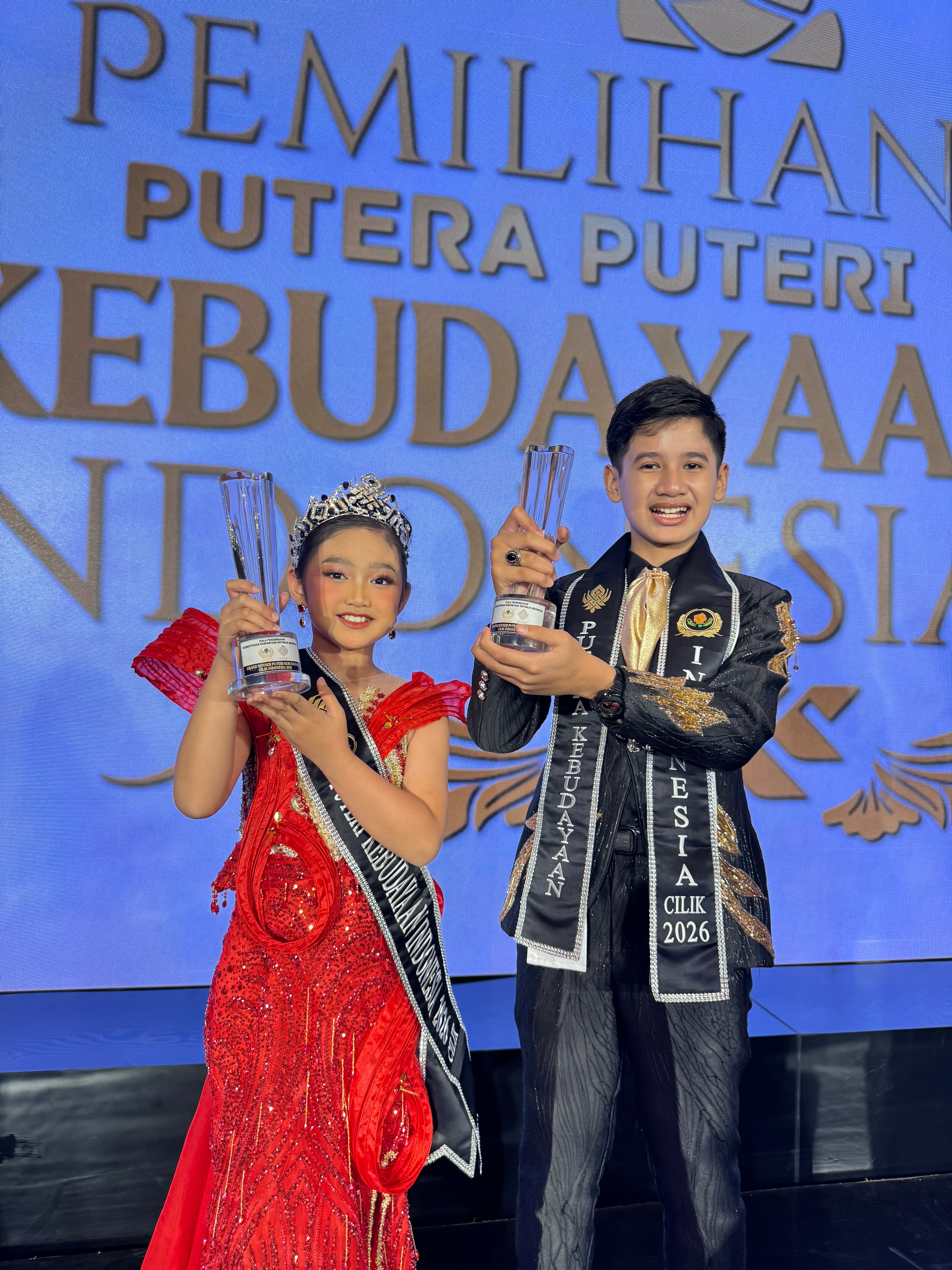 Zydan dan Almeera meraih Prestasi sebagai Grand Winner Putera Puteri Kebudayaan Cilik 2026 (Foto:Dok. Zydan)