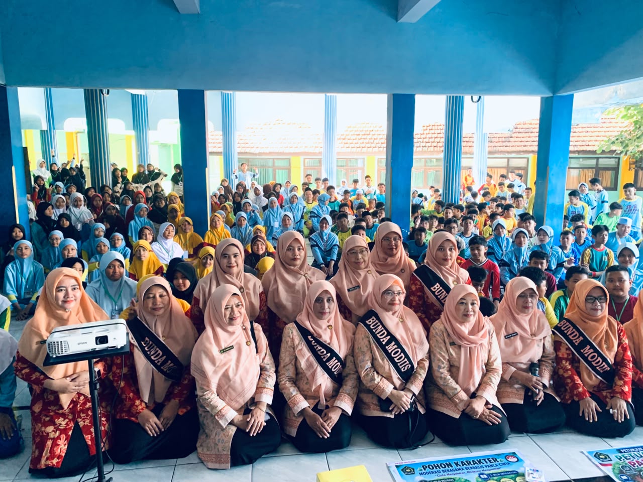 Ibu Modis dan Siswa MTsN Kota Pasuruan