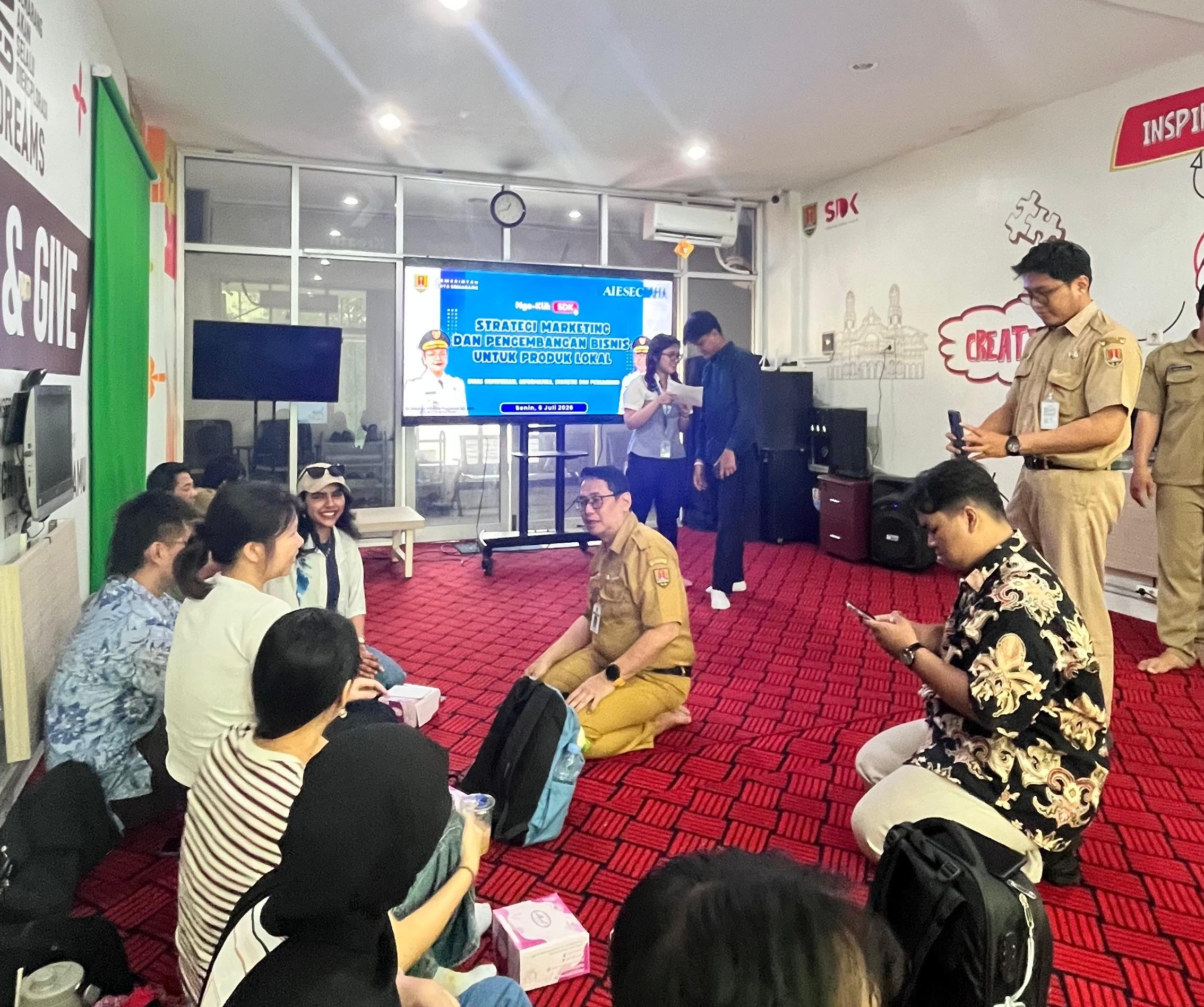  Keseruan para exchange participants AIESEC in Semarang pada acara Nge-Klik SDK: Strategi Marketing dan Pengembangan Bisnis untuk Produk Lokal 