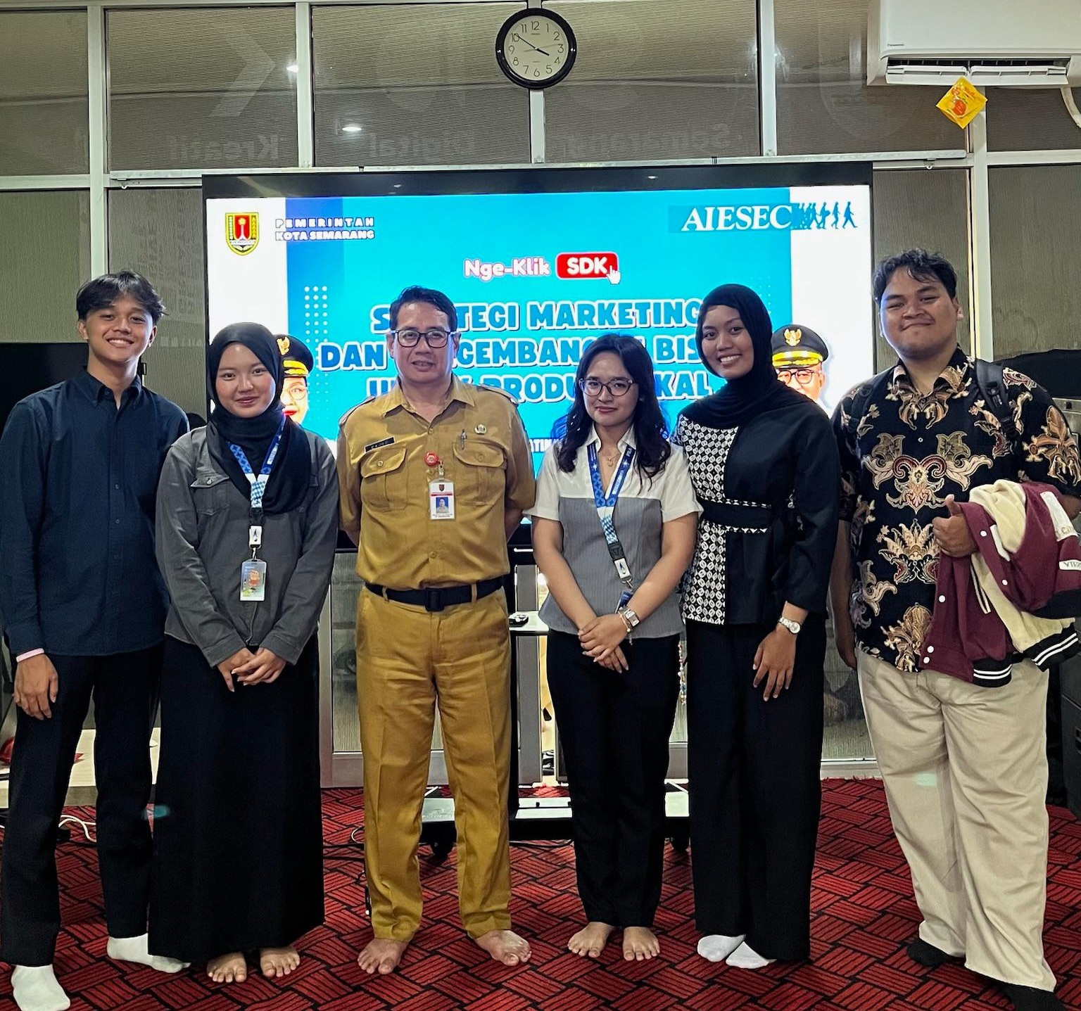  Organizing Committee AIESEC in Semarang bersama Bapak Sucahyo Kuswirantomo, S.H., S.Sos., M.H. pada kegiatan Nge-Klik SDK: Strategi Marketing dan Pengembangan Bisnis untuk Produk Lokal 