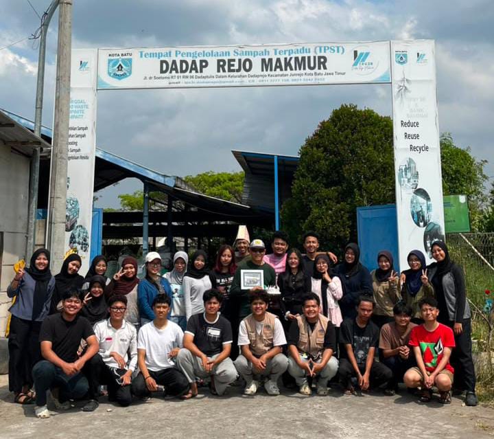 KKN FBIPK Universitas Brawijaya Bersama Bapak Sunarto | Sumber: Dokumentasi Pribadi