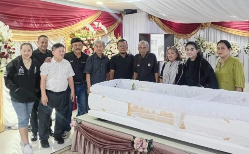 Eks kiper Timnas Indonesia, Yudo Hadianto (keempat dari kanan) yang merupakan junior Tan Liong Houw menyempatkan diri untuk melayat beberapa hari sebelum upacara kremasi. (Foto: Yudo Hadianto)