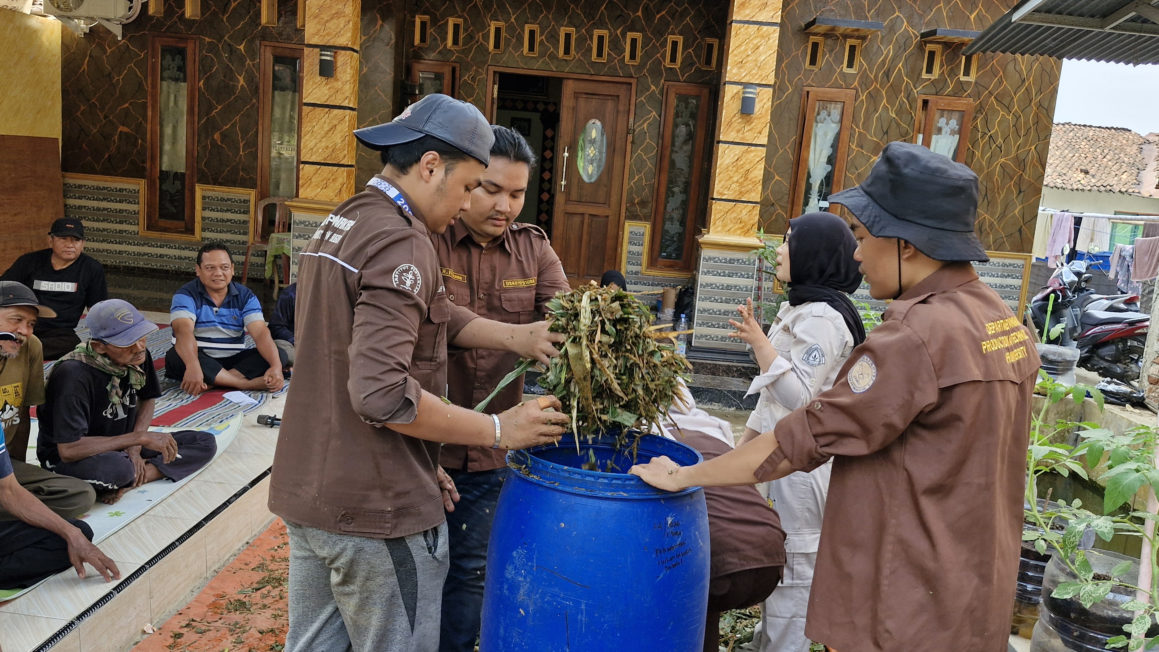 Pembuatan silase rumput yang didemonstrasikan oleh Tim KKNT Inovasi dari Fakultas Peternakan IPB University | Foto: Dokumentasi Pribadi.
