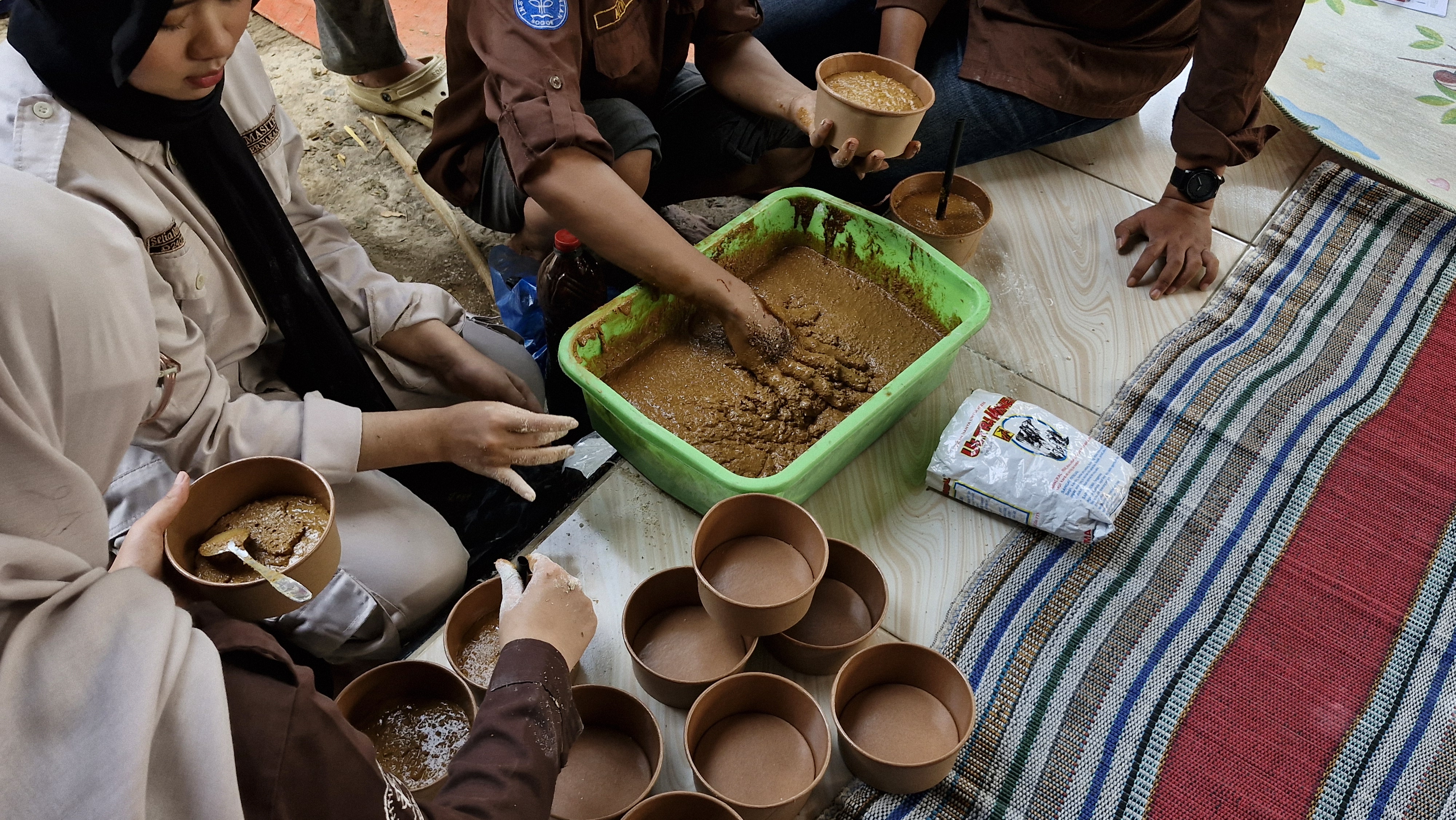 Pembuatan mineral blok yang didemonstrasikan oleh Tim KKNT Inovasi dari Fakultas Peternakan IPB University | Foto: Dokumentasi Pribadi.