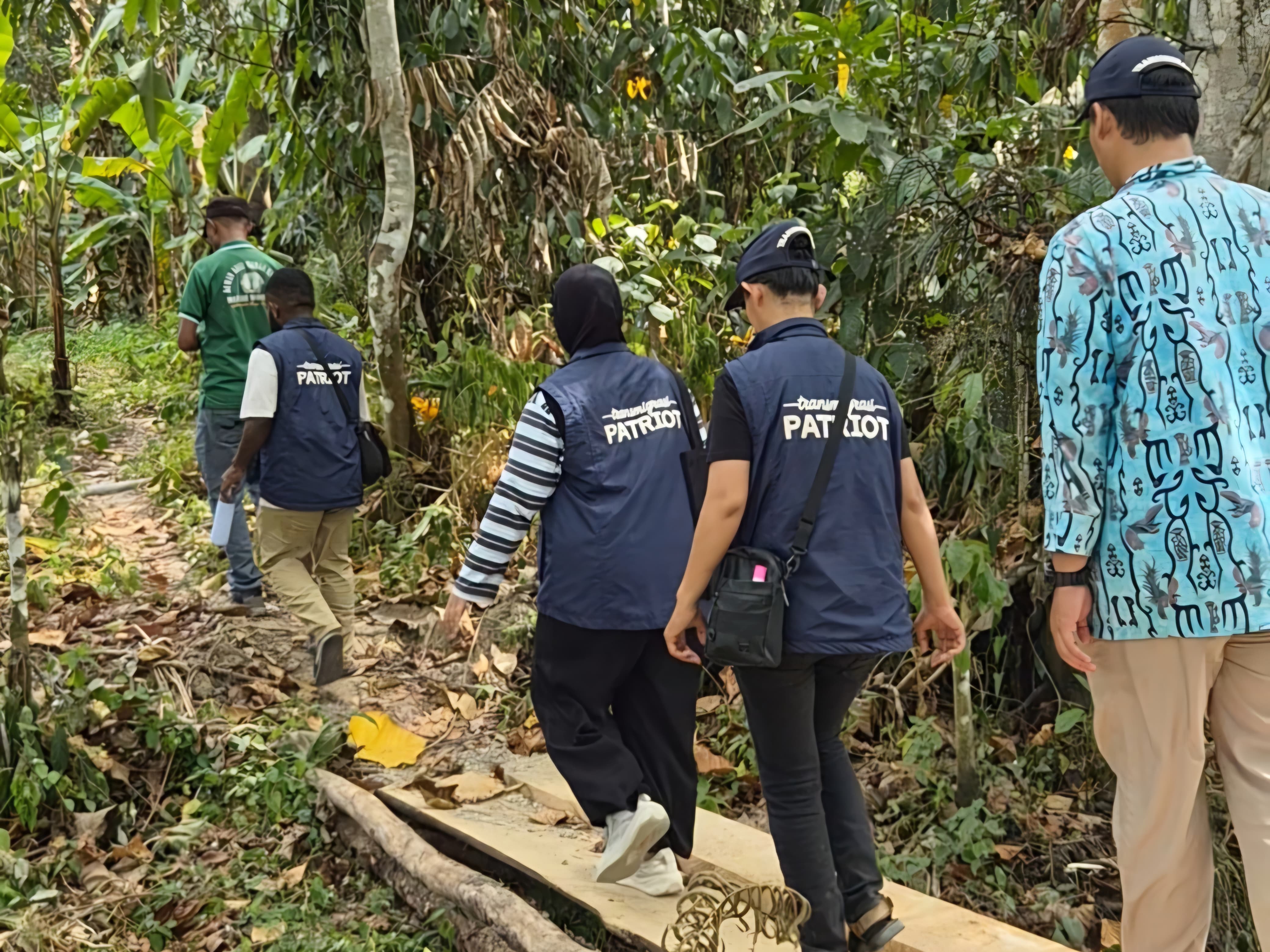 Tim Ekspedisi Patriot UI bersama dengan Kepala Dewan Adat memasuki hutan untuk melihat tiga pohon lambang Marga Kuweta | Dokumentasi Pribadi