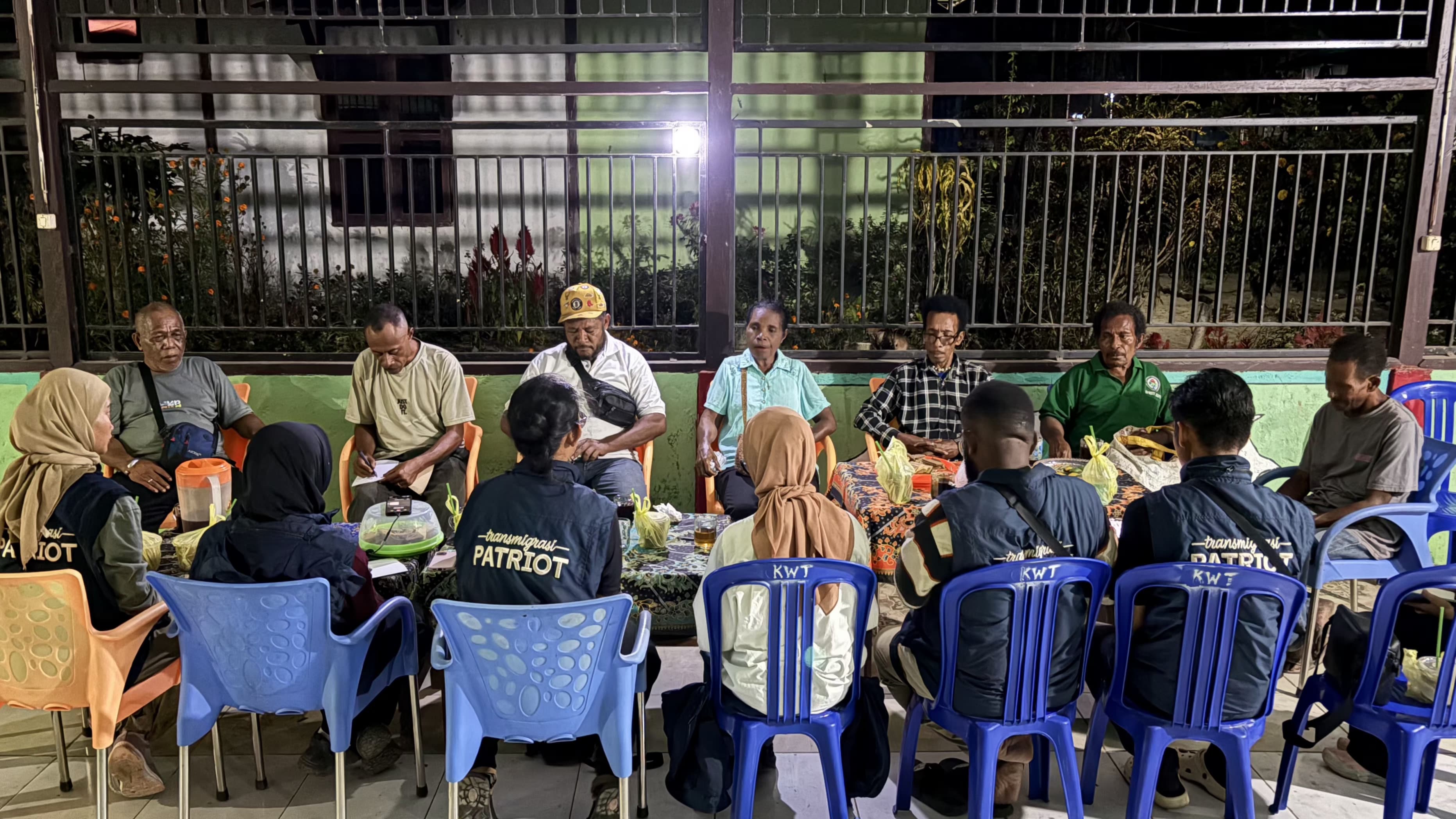 Tim Patriot UI dan pemangku adat Kampung Werianggi sedang mendiskusikan rencana kegiatan sekolah budaya | Dokumentasi Pribadi