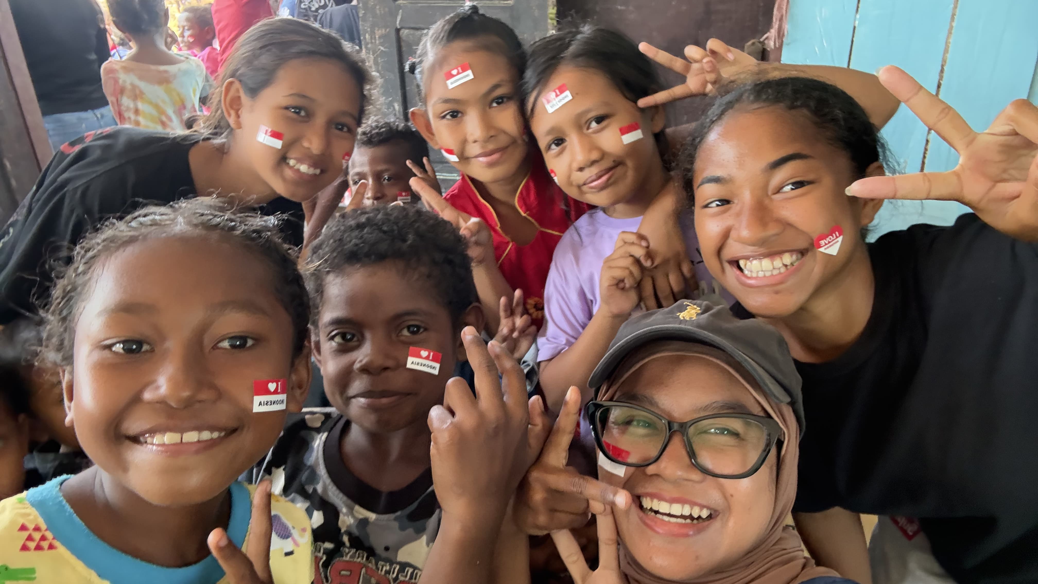 Anggota Tim Ekspedisi Patriot berfoto bersama peserta aktivitas ''Mewarnai Indonesia'' setelah kegiatan mewarnai selesai | Dokumentasi Pribadi