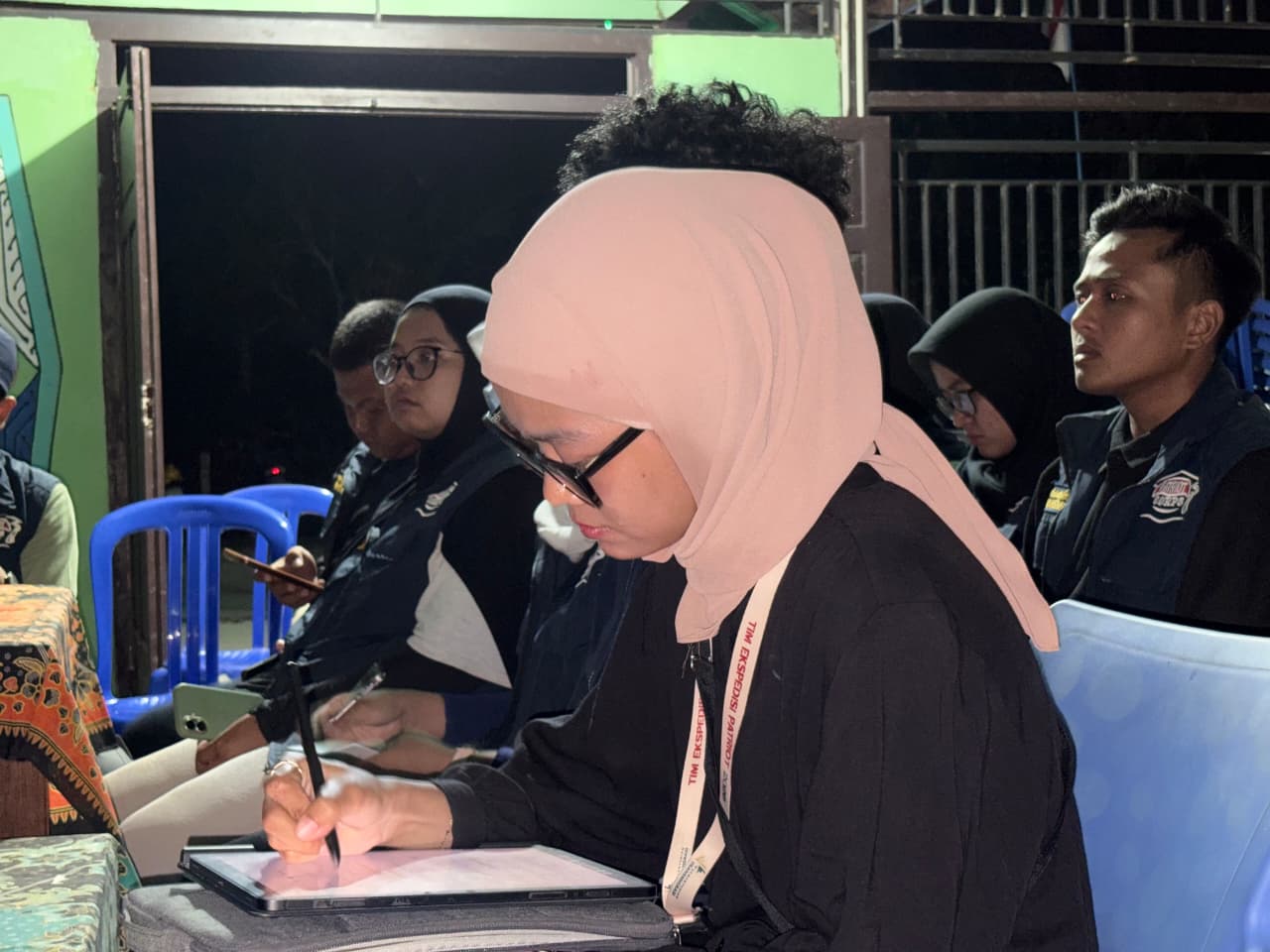 Anggota Tim Patriot UI sedang mengikuti sesi diskusi dan pengumpulan adat di Gedung Persekutuan Kuweta | Dokumentasi Pribadi