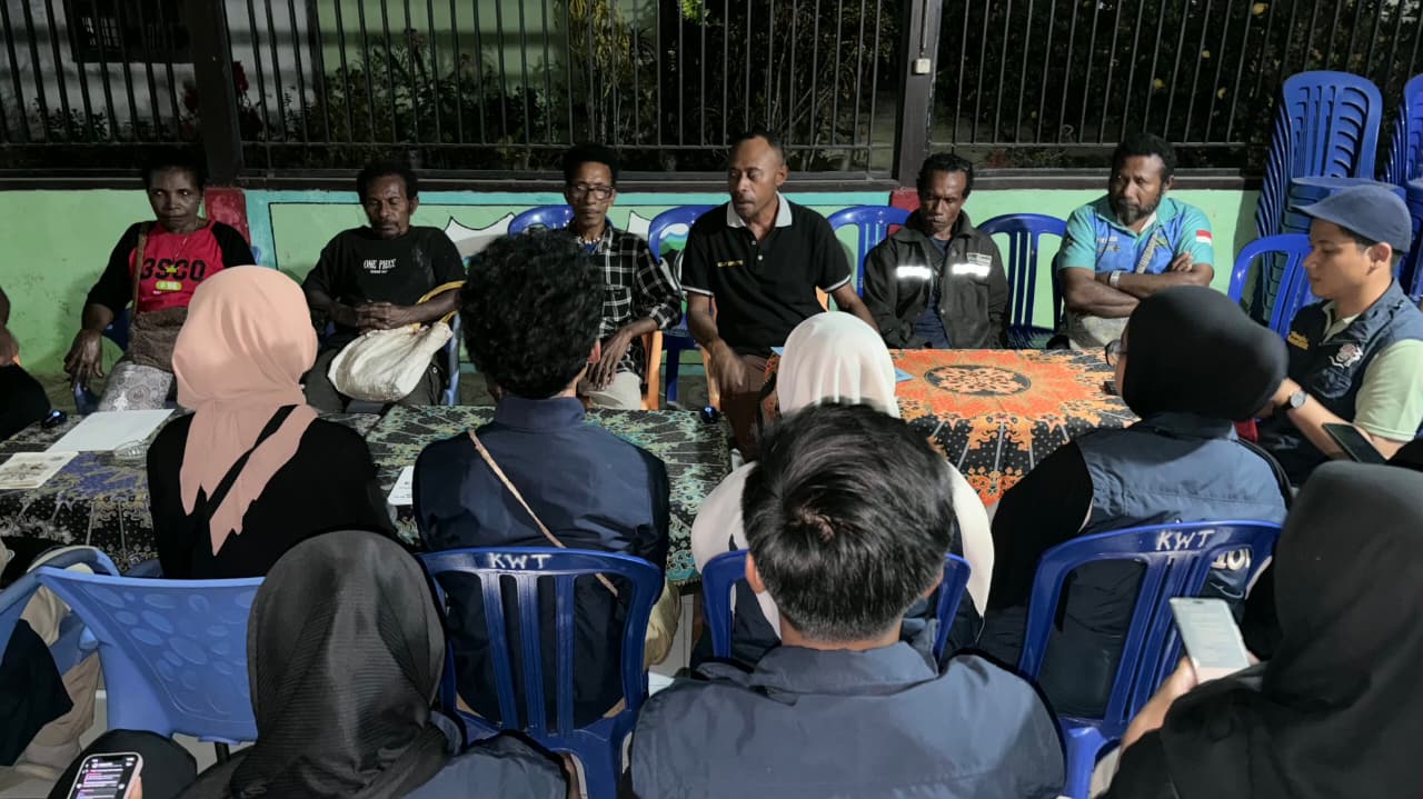 Ketua Dewan Adat Marga Kuweta, Yohanis Godlief Kurube sedang memberikan penjelasan kepada Tim Patriot | Dokumentasi Pribadi