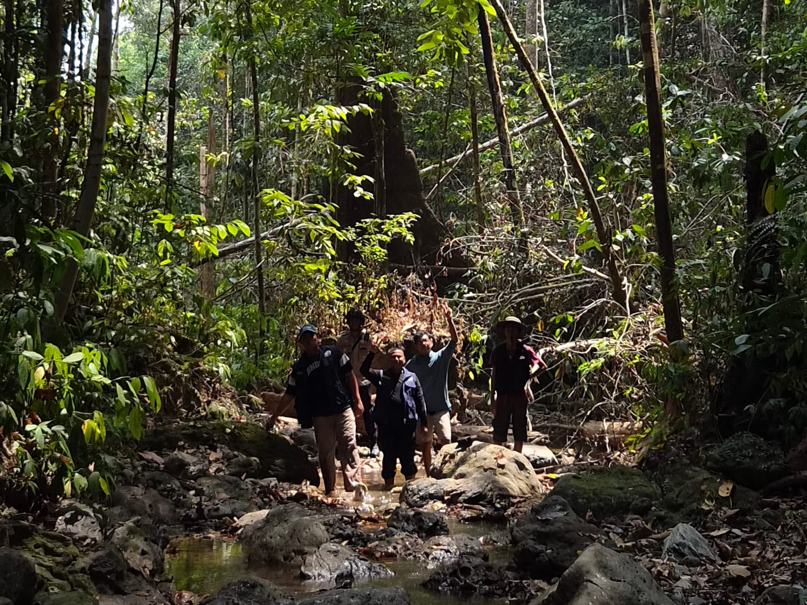 Tim Patriot UI sedang menyusuri sungai menuju ke Air Terjun Isosembani | Dokumentasi Pribadi