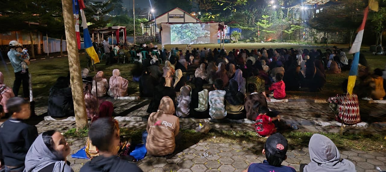 Suasana nonton bareng film lokal Pemuda Desa | sumber: Dok.Pribadi Belgi Alhuda