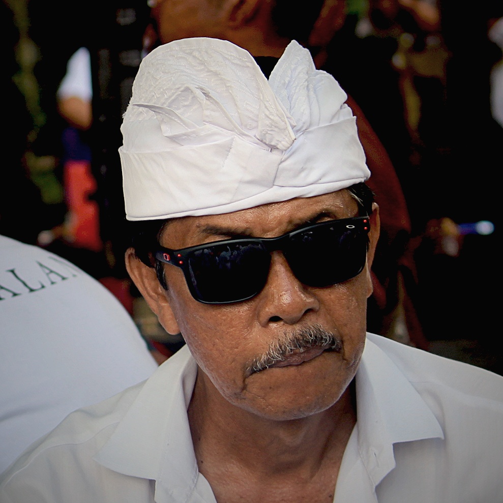 Potret Pria Menggunakan Udeng Bali | Sumber: Flickr @scinta1