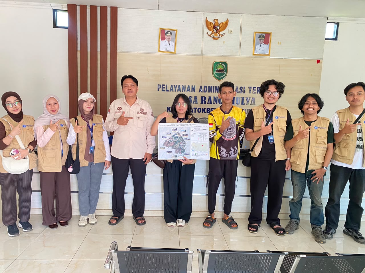 Pengesahan Peta Potensi Desa Rancamulya hasil pemetaan mahasiswa KKN-T IPB University.