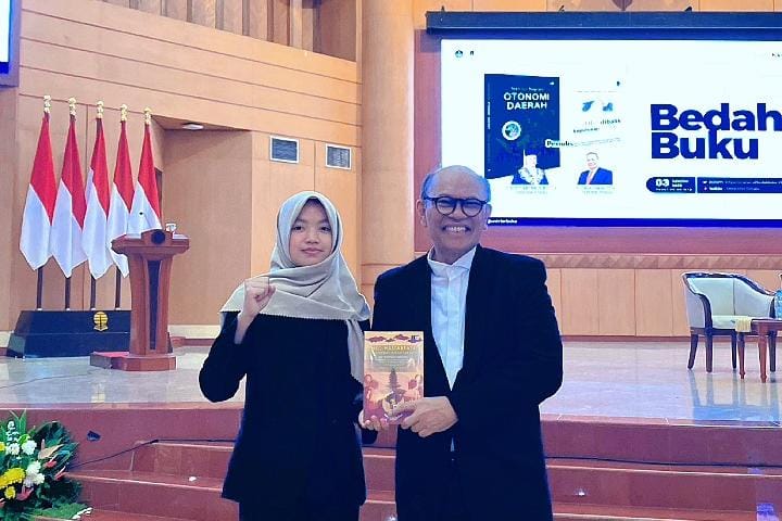Penulis berkesempatan berdiskusi langsung dan mengabadikan momen bersama Prof. Dr. Maximus Gorky Sembiring, M.Sc. usai sesi diskusi otonomi daerah. | Foto: Dokumentasi Pribadi