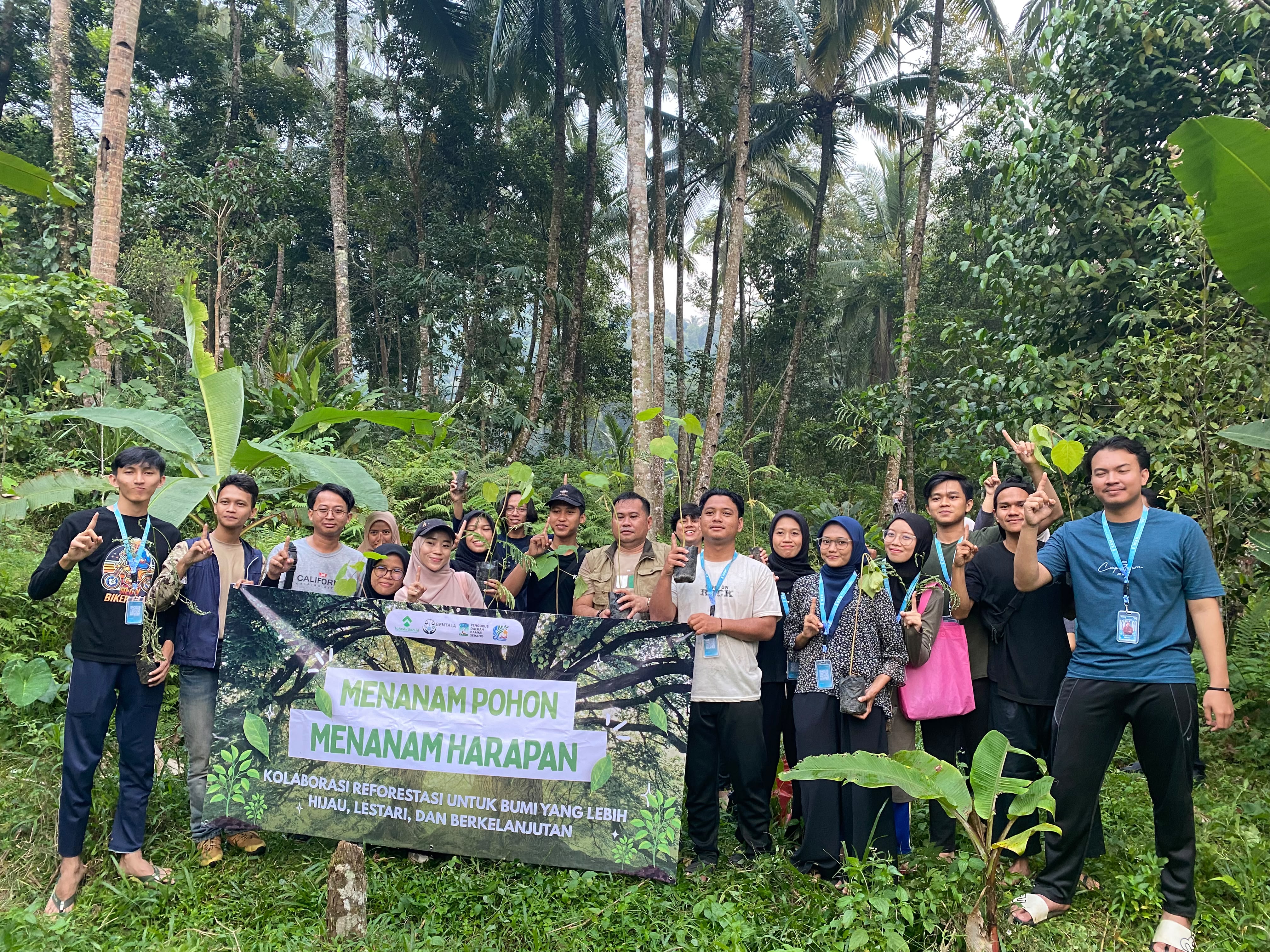 Penanaman bibit pohon bersama masyarakat sebagai bagian dari penghijauan Kampung Kalahang | Foto: Dokumentasi KKM Eksyar Kelompok 1