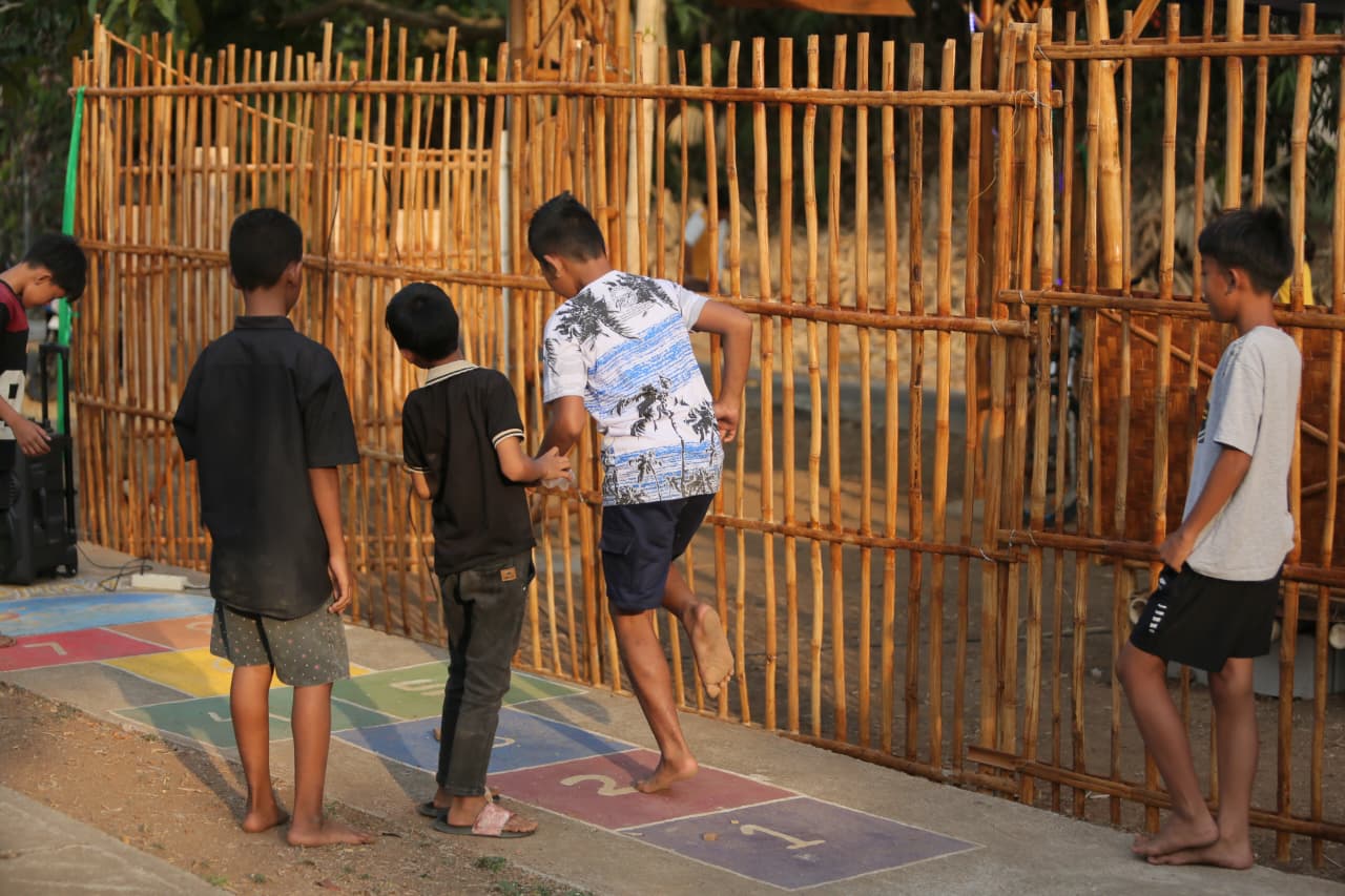 Anak-anak bermain engklek di samping Polan. Sumber: KKN-T IDBU 9