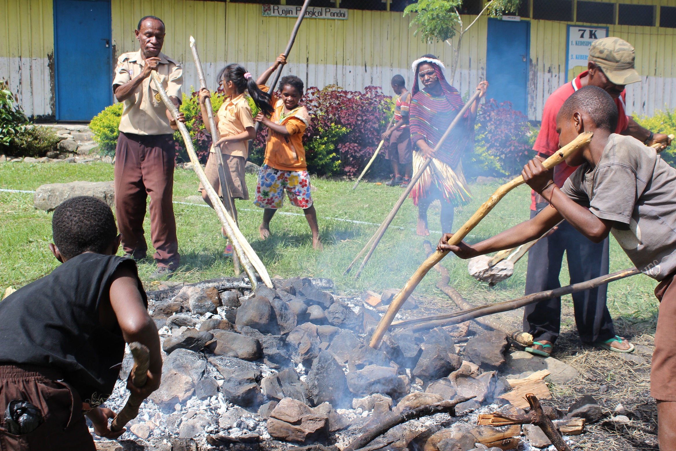 Proses Bakar Batu | Wikimedia Commons | Wahyudinkat