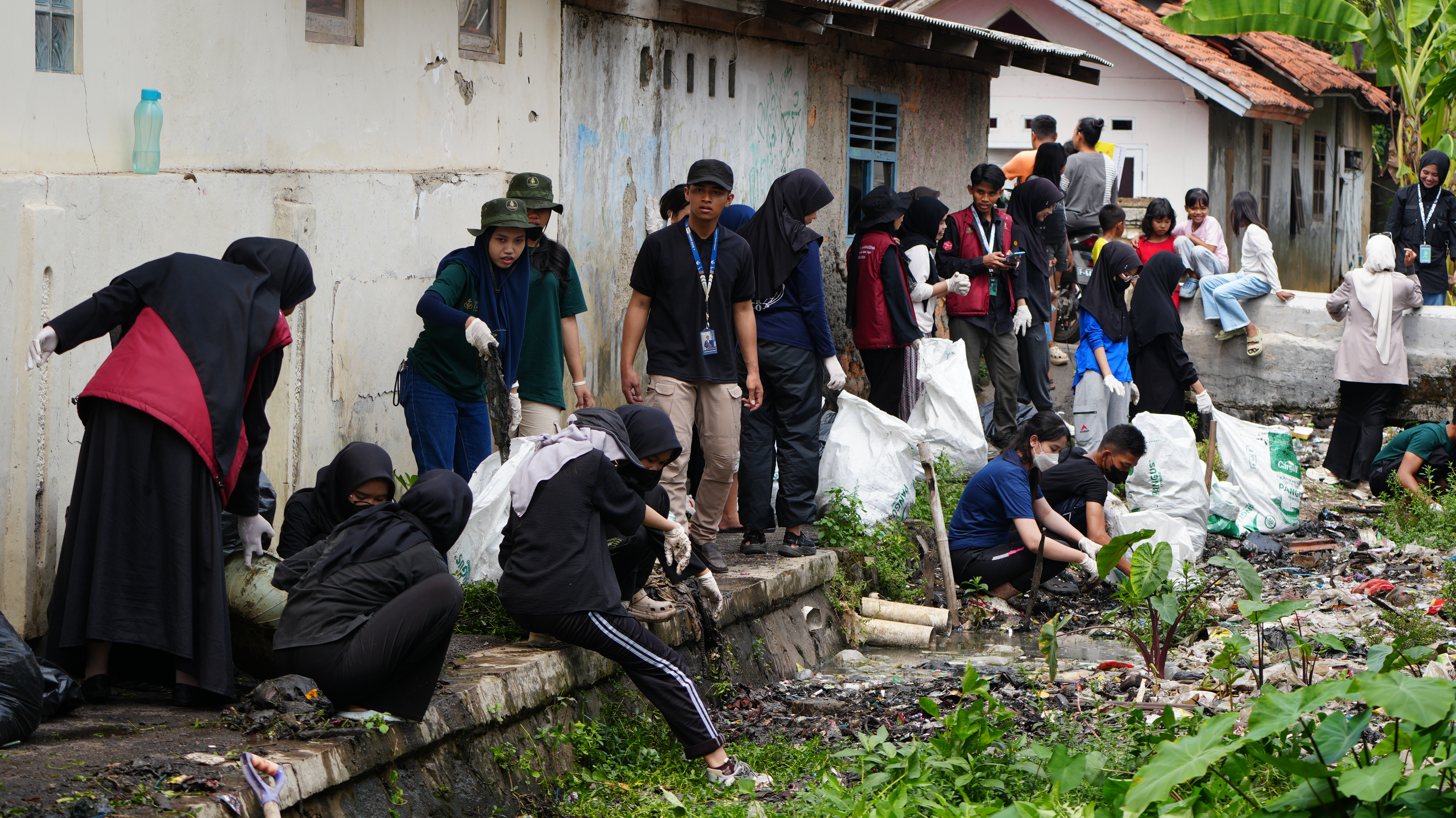 Mahasiswa KKM IUQI Bogor bersama komunitas dan masyarakat melakukan clean up dalam rangkaian ECO Adventure 2026 di Desa Karikhil, Kecamatan Ciseeng, Kabupaten Bogor, Jawa Barat. (Foto: Dok. Moh Fadhli Ramadhan)