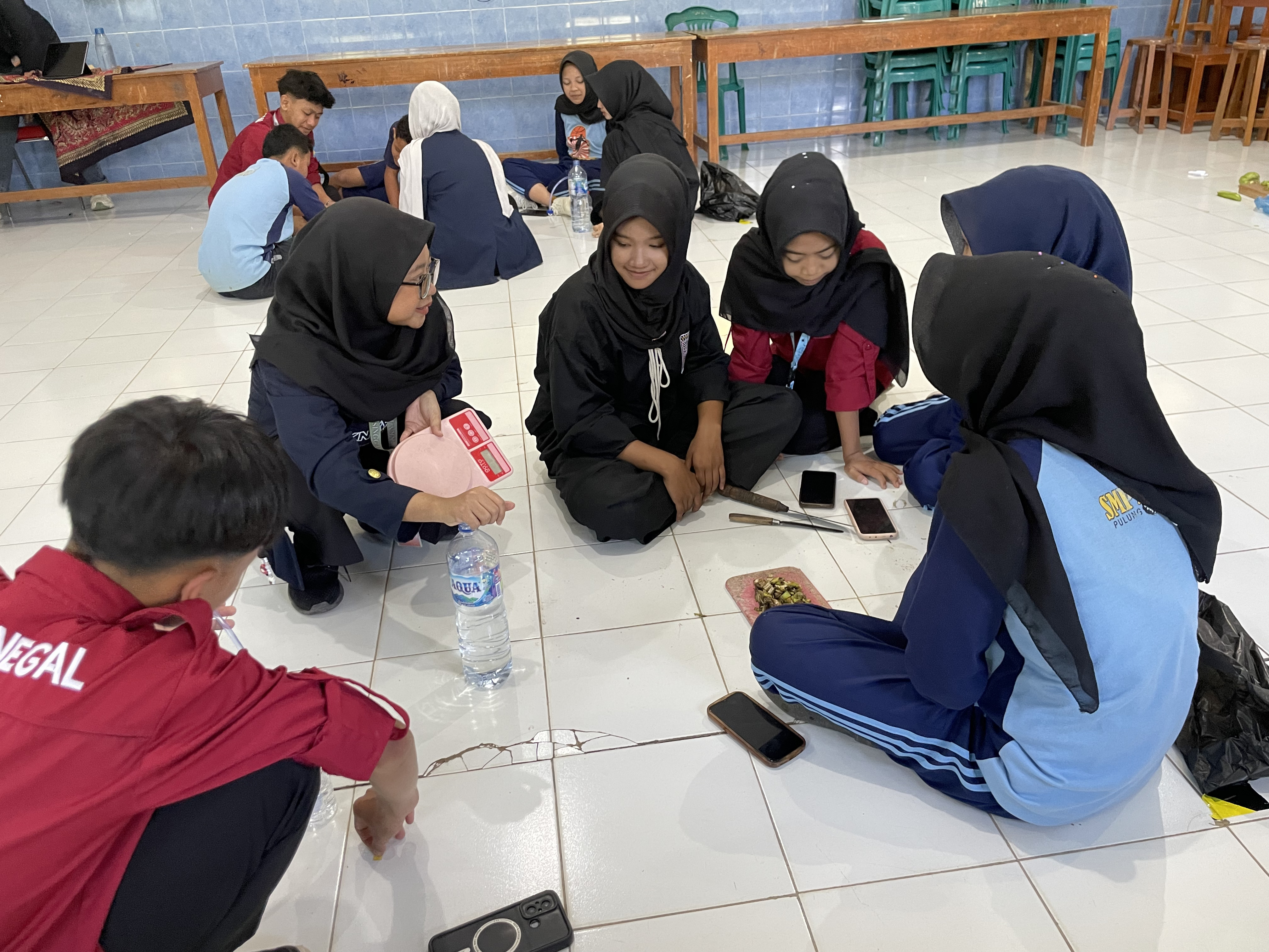 Peserta mempraktikkan langsung tahapan awal pembuatan eco enzyme dalam kegiatan GENZIM | Dokumentasi Pribadi