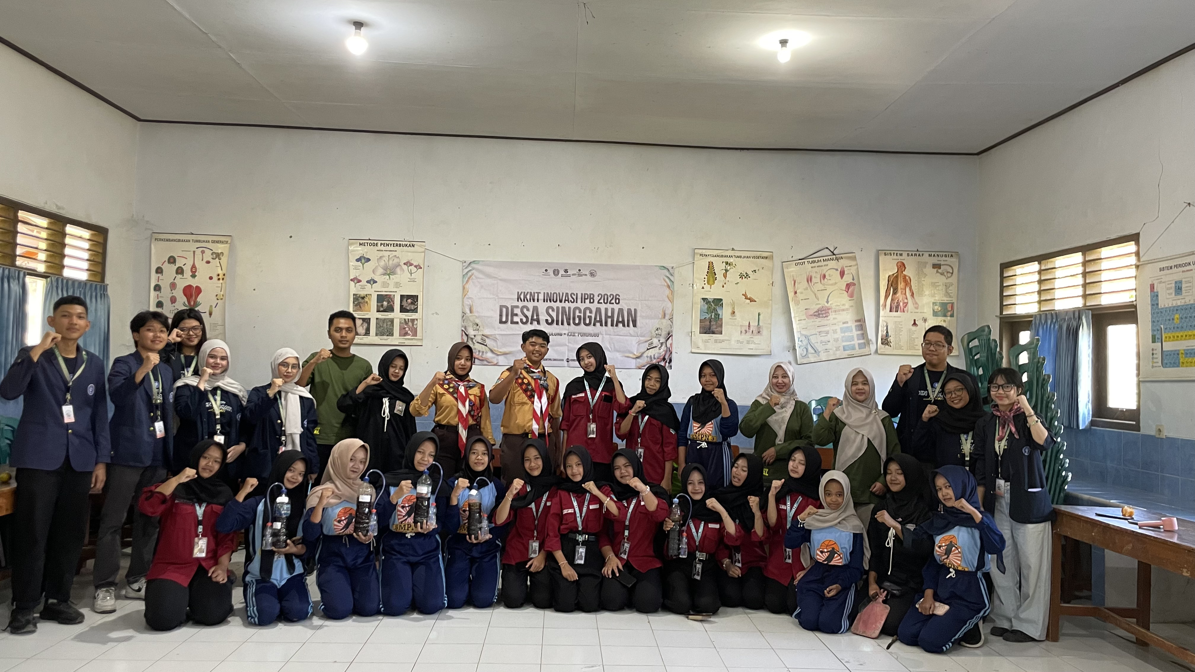 Belajar sambil praktik, para pelajar SMP mengenal proses pembuatan eco enzyme dan melihat langsung bagaimana sisa organik dapat dimanfaatkan kembali | Dokumentasi Pribadi