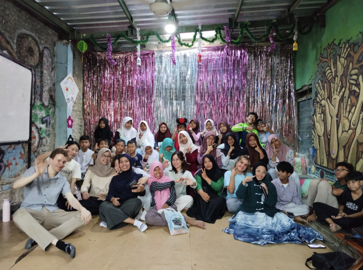 EPs, EP Buddies, dan para siswa belajar, berbagi, dan membangun koneksi melalui pengalaman di kelas yang bermakna